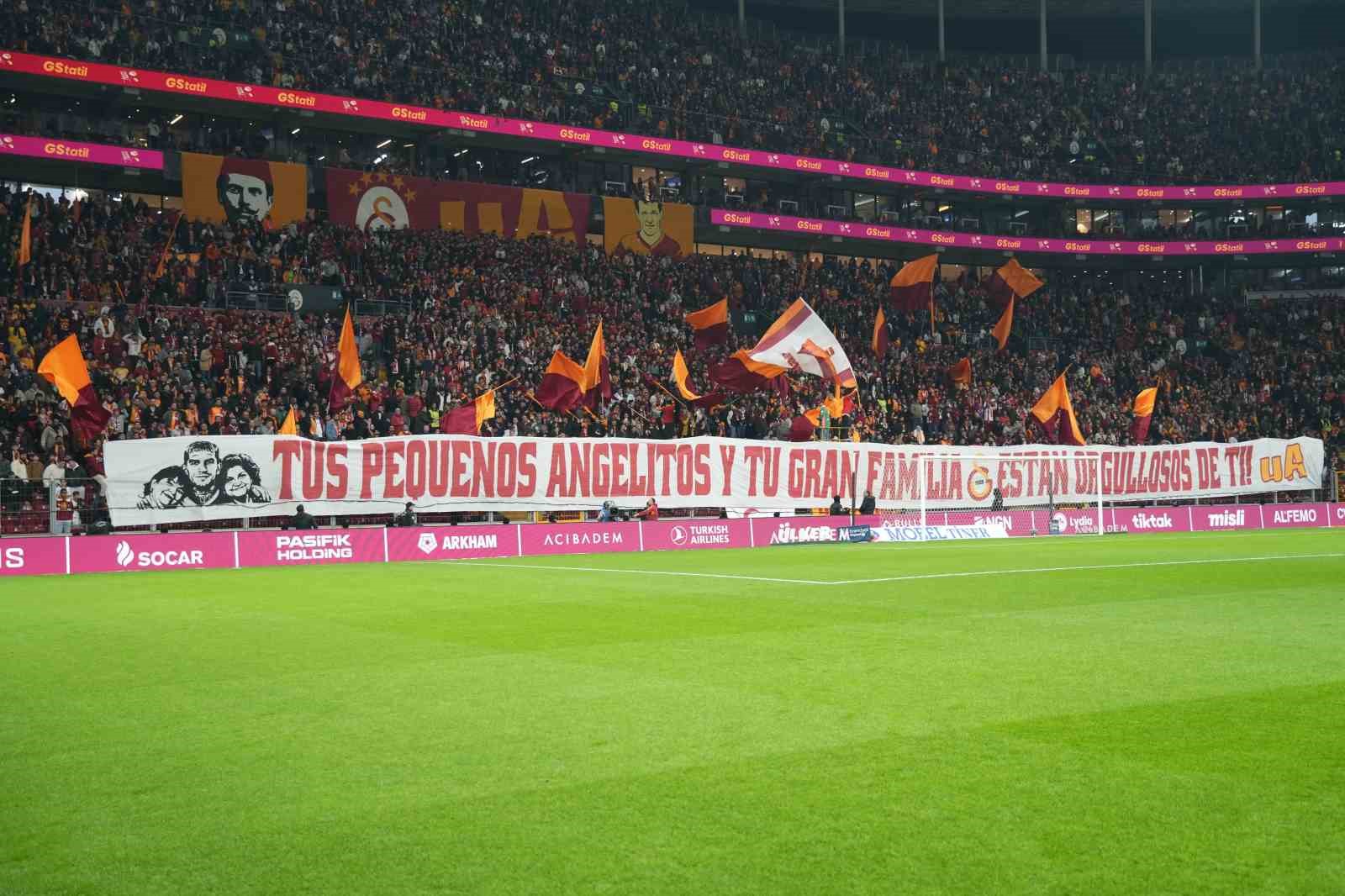 galatasaray taraftarindan lucas torreira icin ozel pankart 0 PUS9nZHa