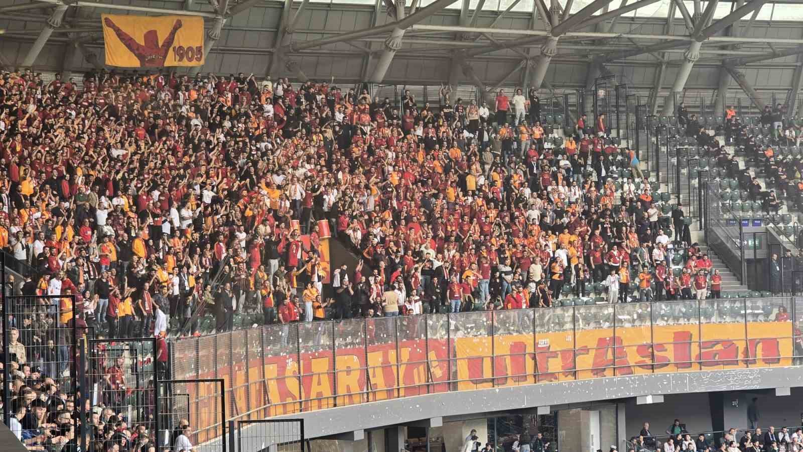 galatasaray taraftarindan selcuk inan tezahurati 0 jSyysFs8
