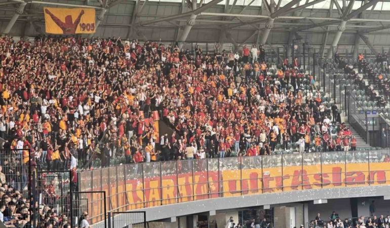 galatasaray-taraftarindan-selcuk-inan-tezahurati-ApW4CV54.jpg