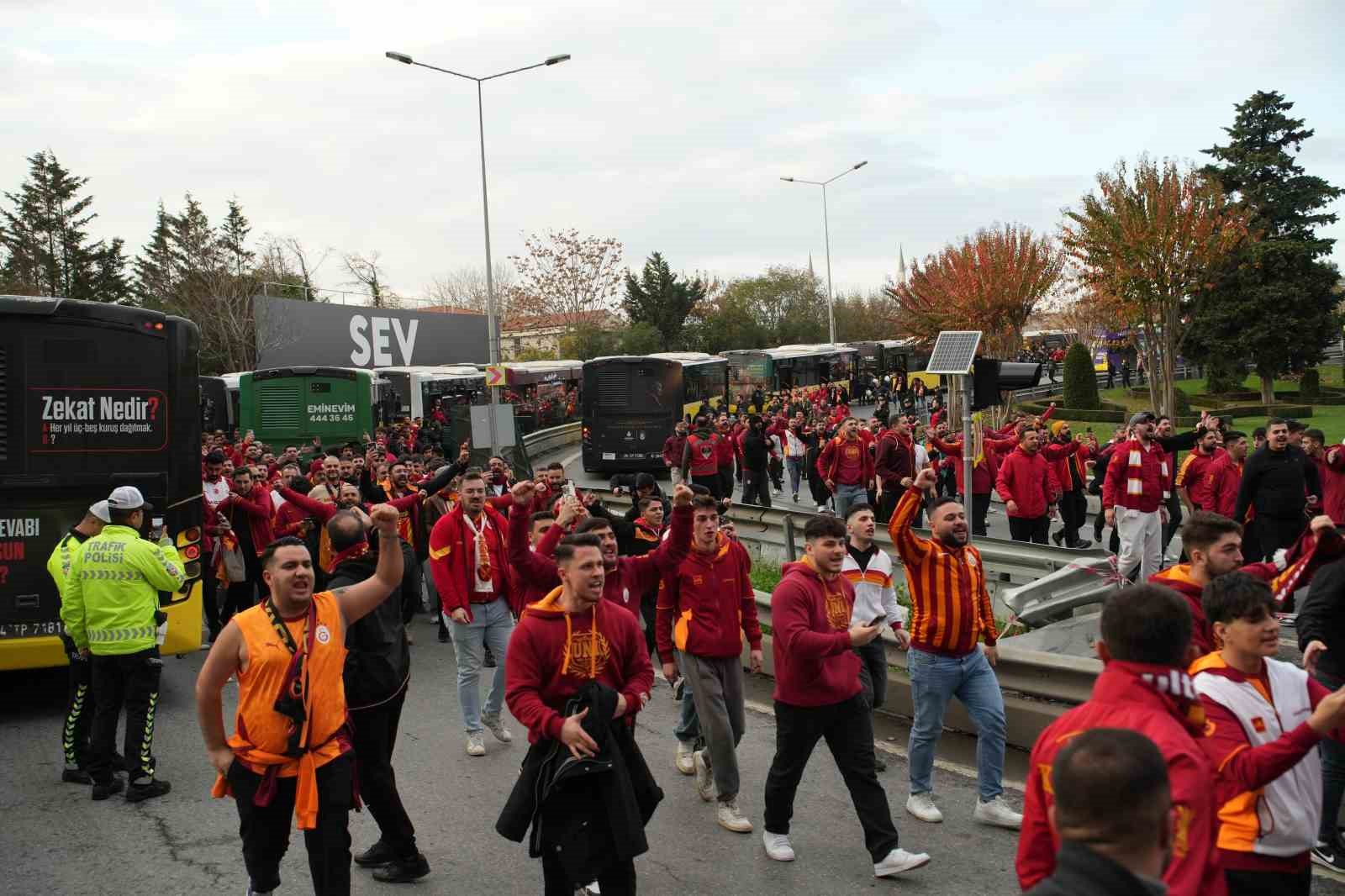 galatasaray taraftarlari derbi icin stada geldi 0 G6dquusr