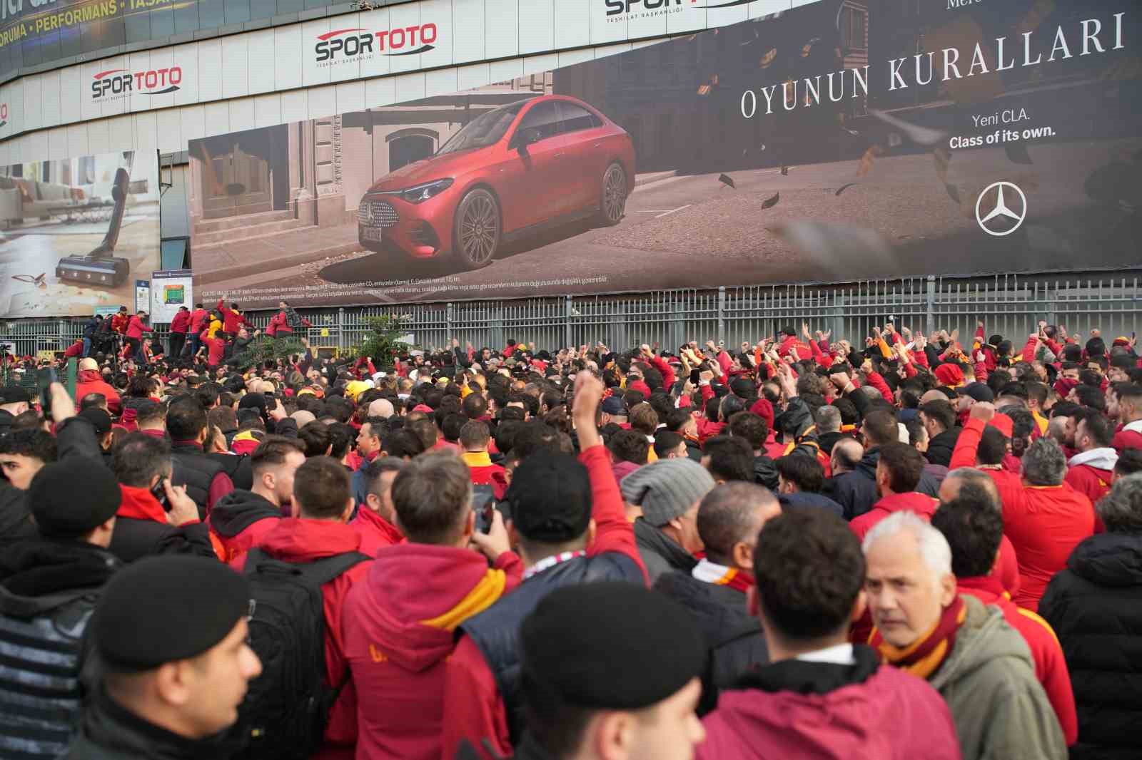galatasaray taraftarlari derbi icin stada geldi 10 g8trU9C7
