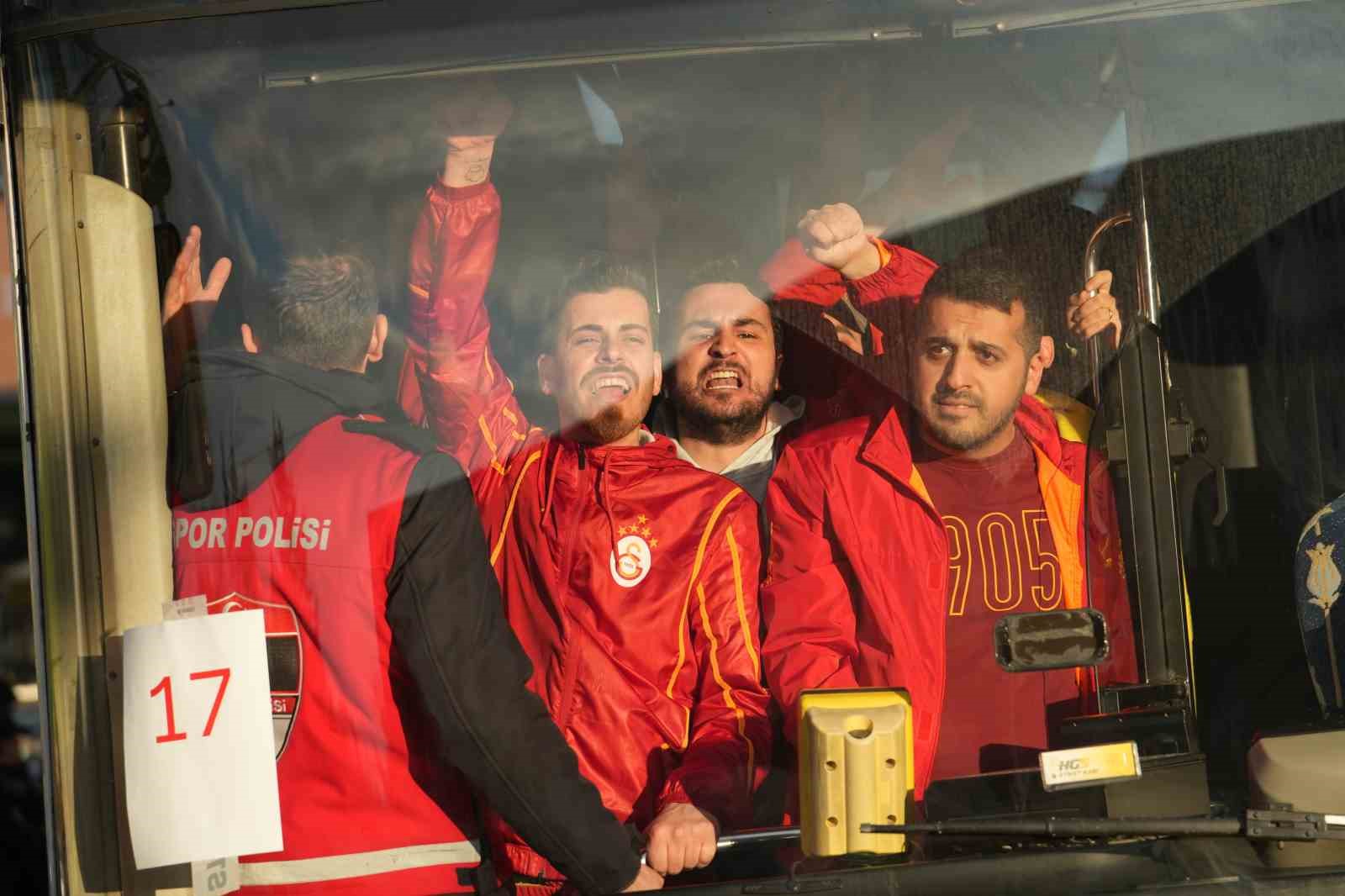 galatasaray taraftarlari derbi icin stada geldi 2 c6EA8SRF