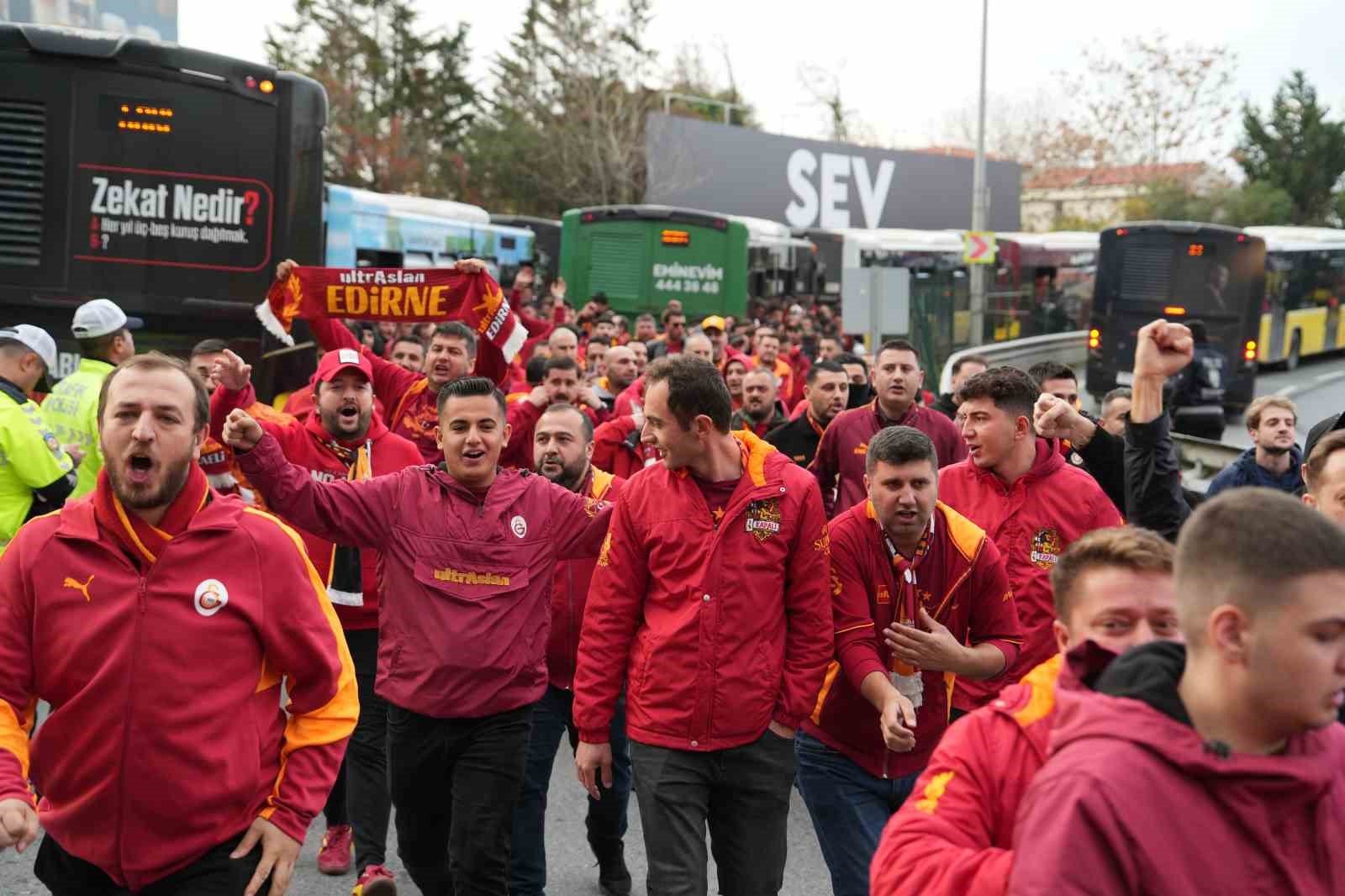 galatasaray taraftarlari derbi icin stada geldi 3 5lacmt3b