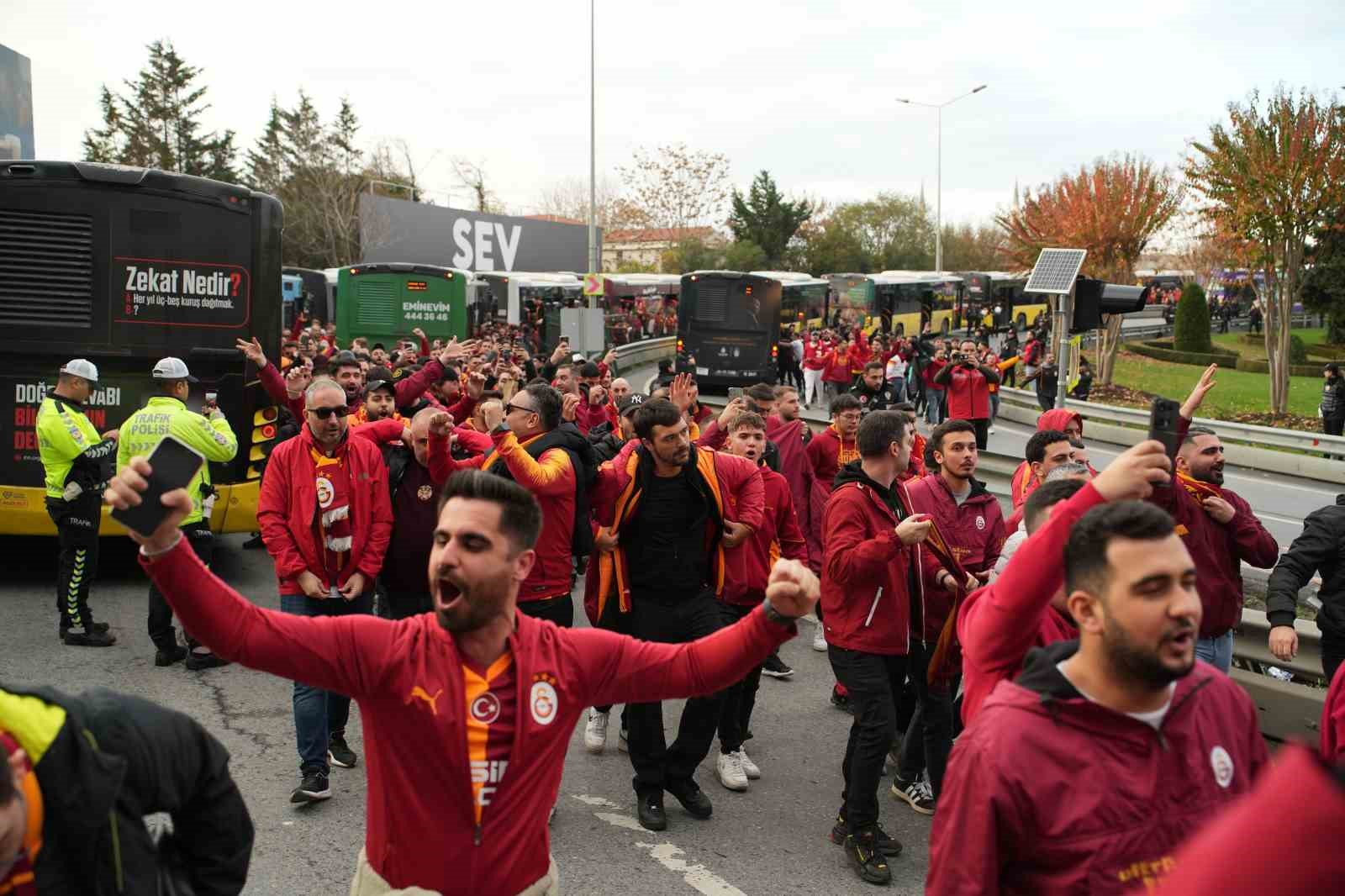 galatasaray taraftarlari derbi icin stada geldi 4 cNXX3vrE