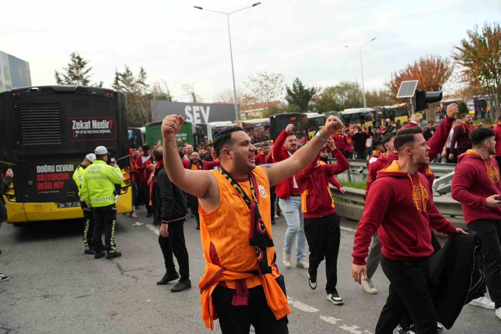 galatasaray taraftarlari derbi icin stada geldi 5 8hJPQBAT