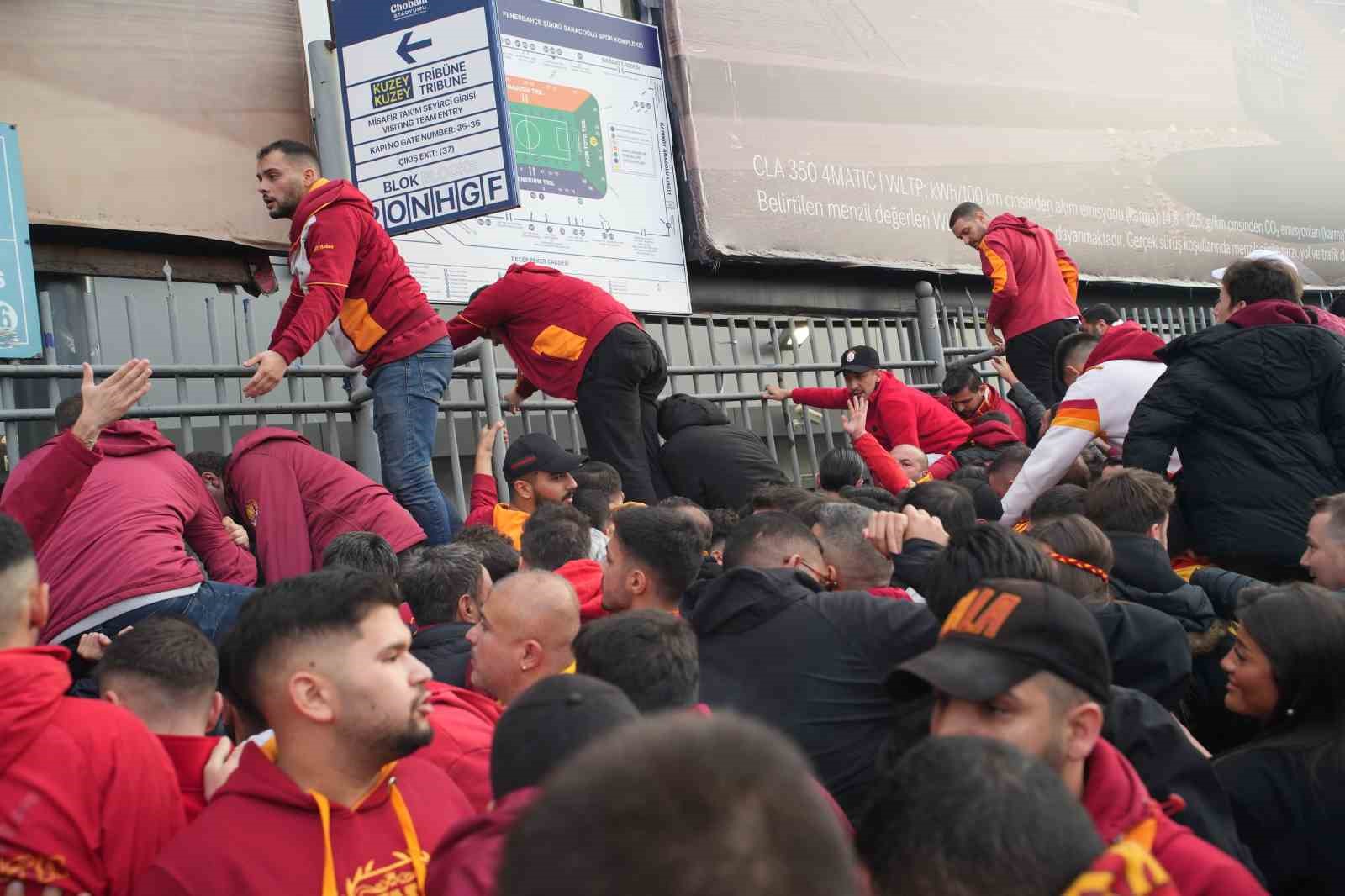 galatasaray taraftarlari derbi icin stada geldi 6