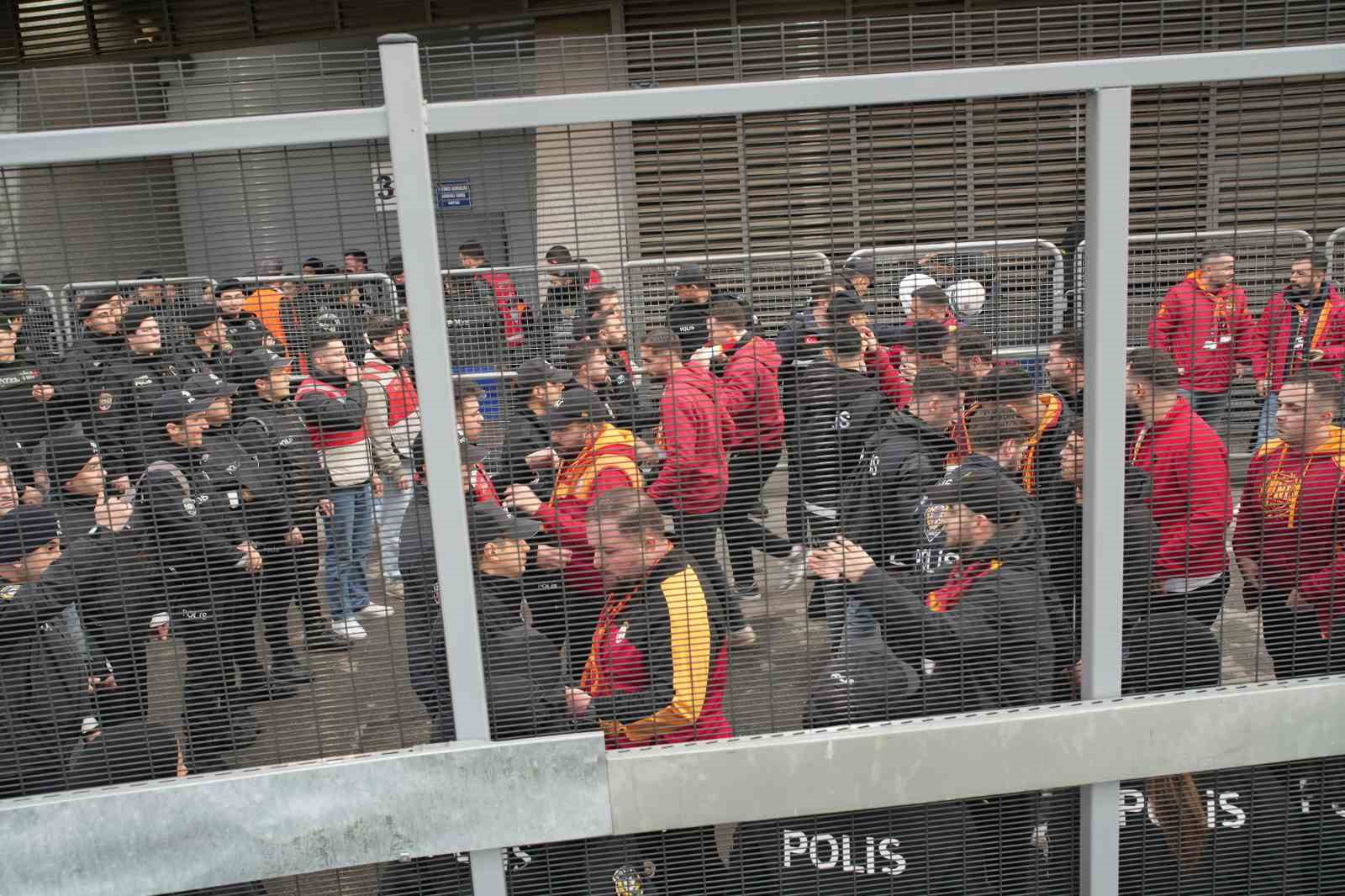 galatasaray taraftarlari derbi icin stada geldi 7 YenjHUF5