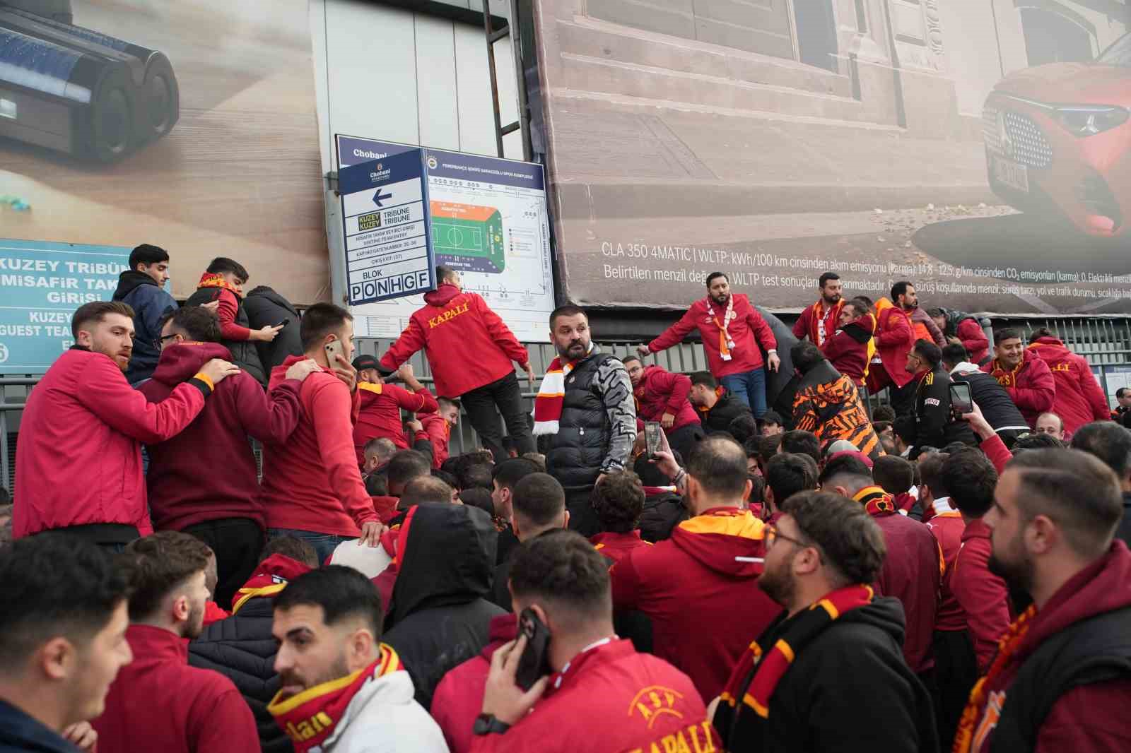 galatasaray taraftarlari derbi icin stada geldi 8 tJO6WipS