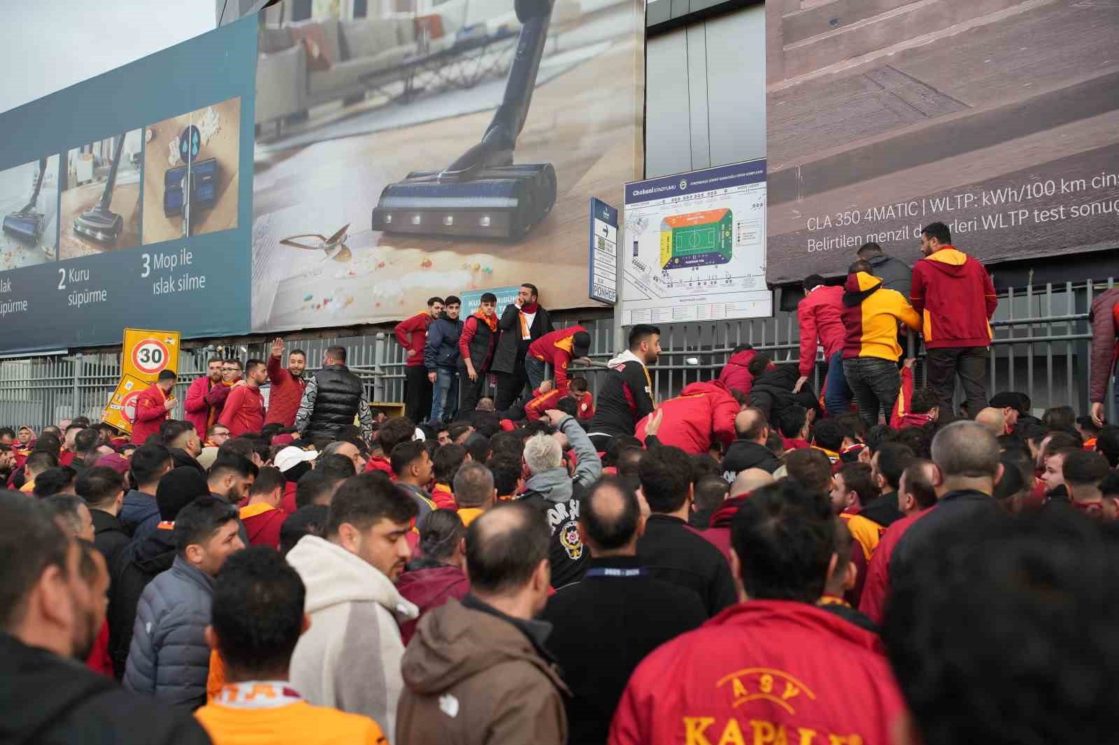 galatasaray taraftarlari derbi icin stada geldi 9 TA9gmnXN