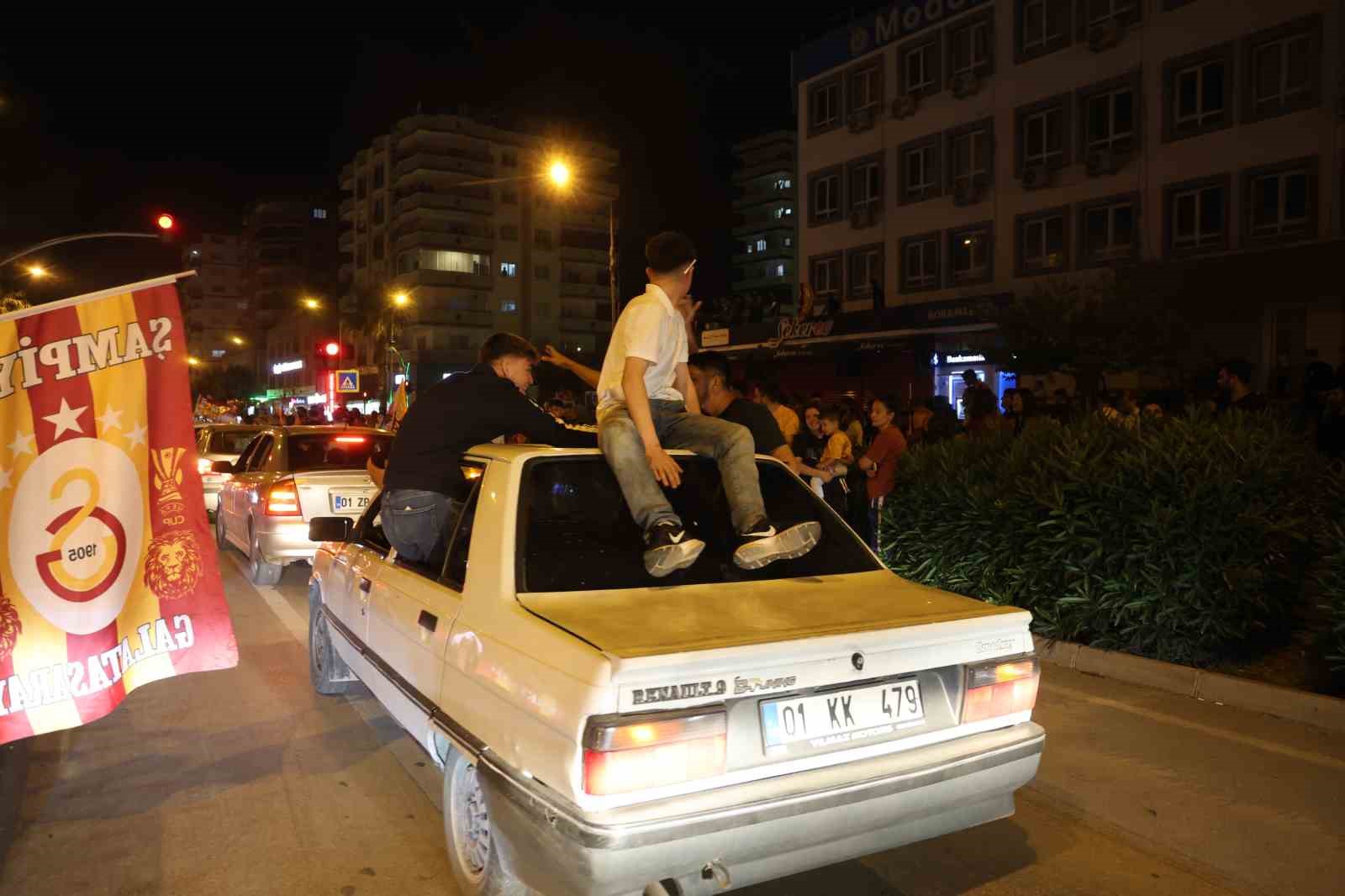galatasaray taraftarlarindan fenerbahceye gonderme 1 OBVplV6m