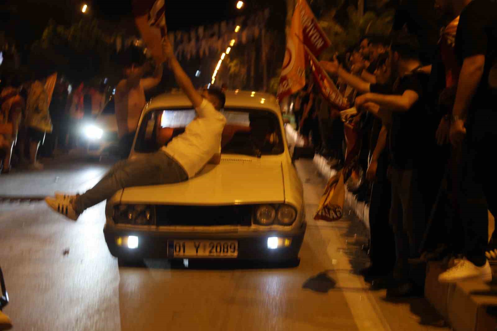 galatasaray taraftarlarindan fenerbahceye gonderme 3 2F3YQMN5