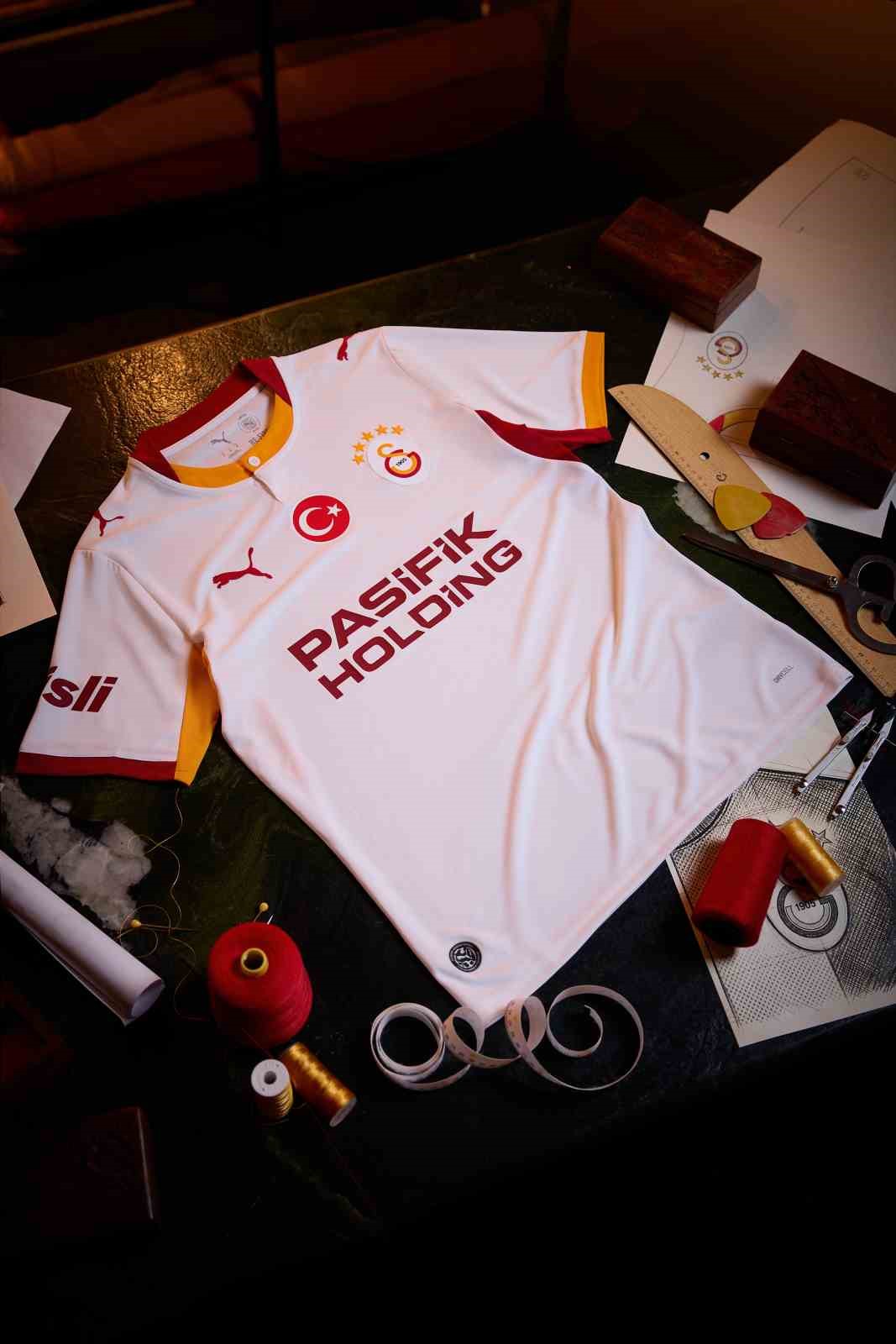 galatasaray yeni sezon formalarini tanitti 1 n1POtb57