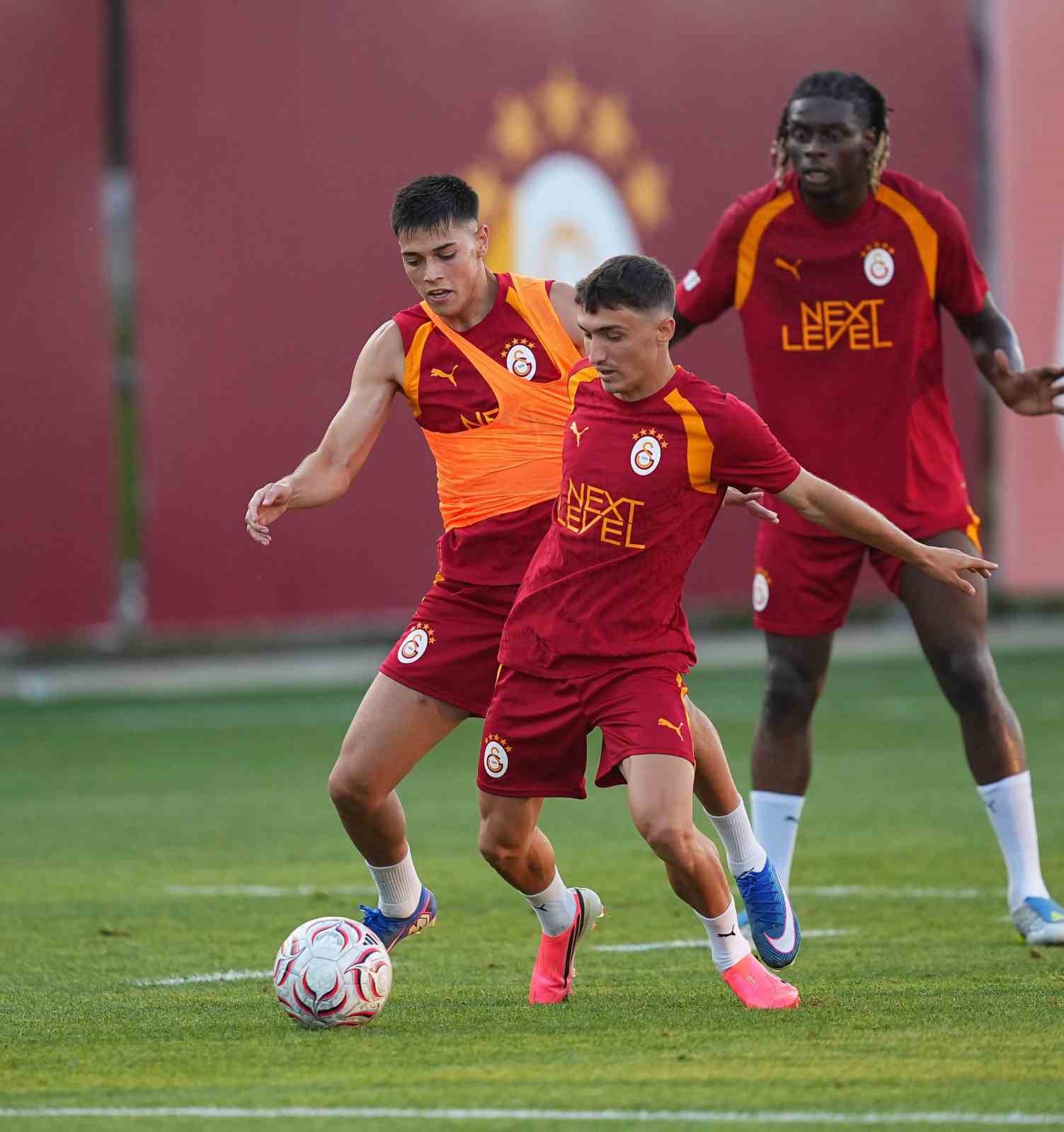 Galatasaray, yeni sezon hazırlıklarını sürdürdü 7 galatasaray yeni sezon hazirliklarini surdurdu 3 EAzrTQUR