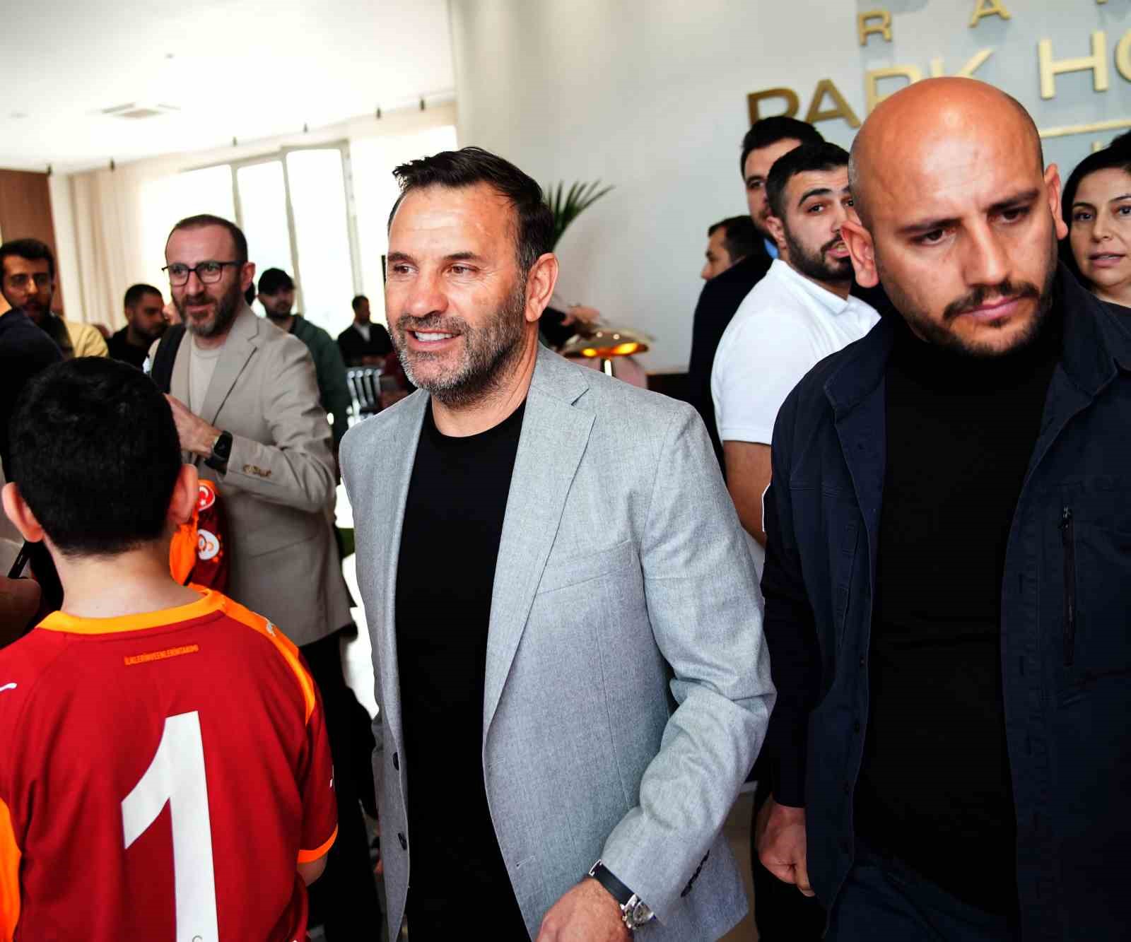 Galatasaray Yönetim Kurulu, teknik heyet ve futbolcular, RAMS Park House Maslak Satış Ofisi’ni ziyaret etti 13 galatasaray yonetim kurulu teknik heyet ve futbolcular rams park house maslak satis ofisini ziyaret FyYvYjWi