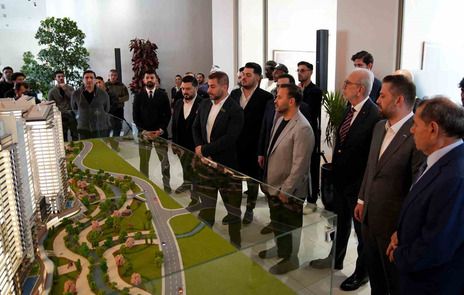 Galatasaray Yönetim Kurulu, teknik heyet ve futbolcular, RAMS Park House Maslak Satış Ofisi’ni ziyaret etti 4 galatasaray yonetim kurulu teknik heyet ve futbolcular rams park house maslak satis ofisini ziyaret PY21WLYB