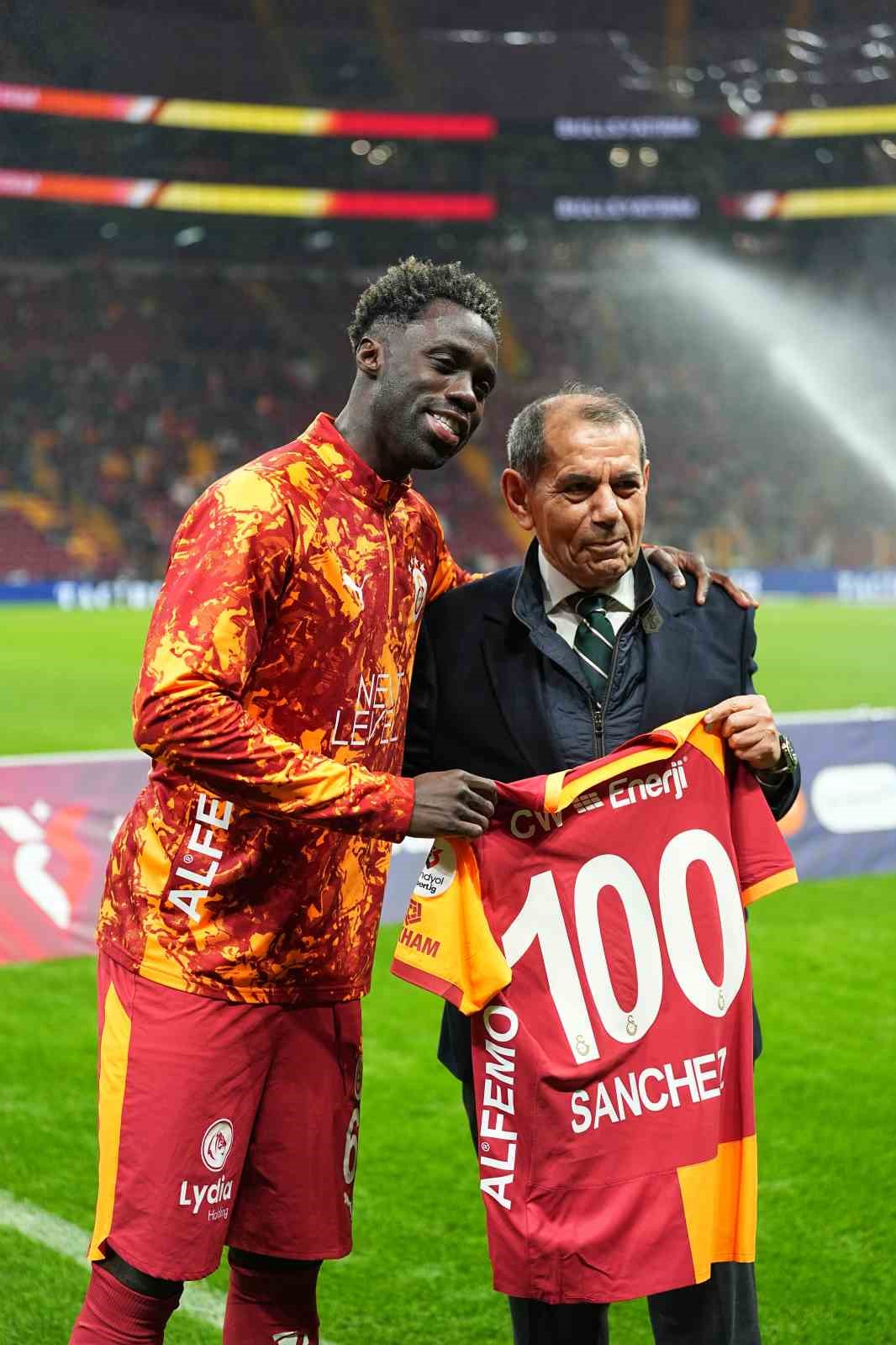 Galatasaray’da 100. maçına çıkan Davinson Sanchez’e plaket verildi 5 galatasarayda 100 macina cikan davinson sancheze plaket verildi 1 jBFtytg3