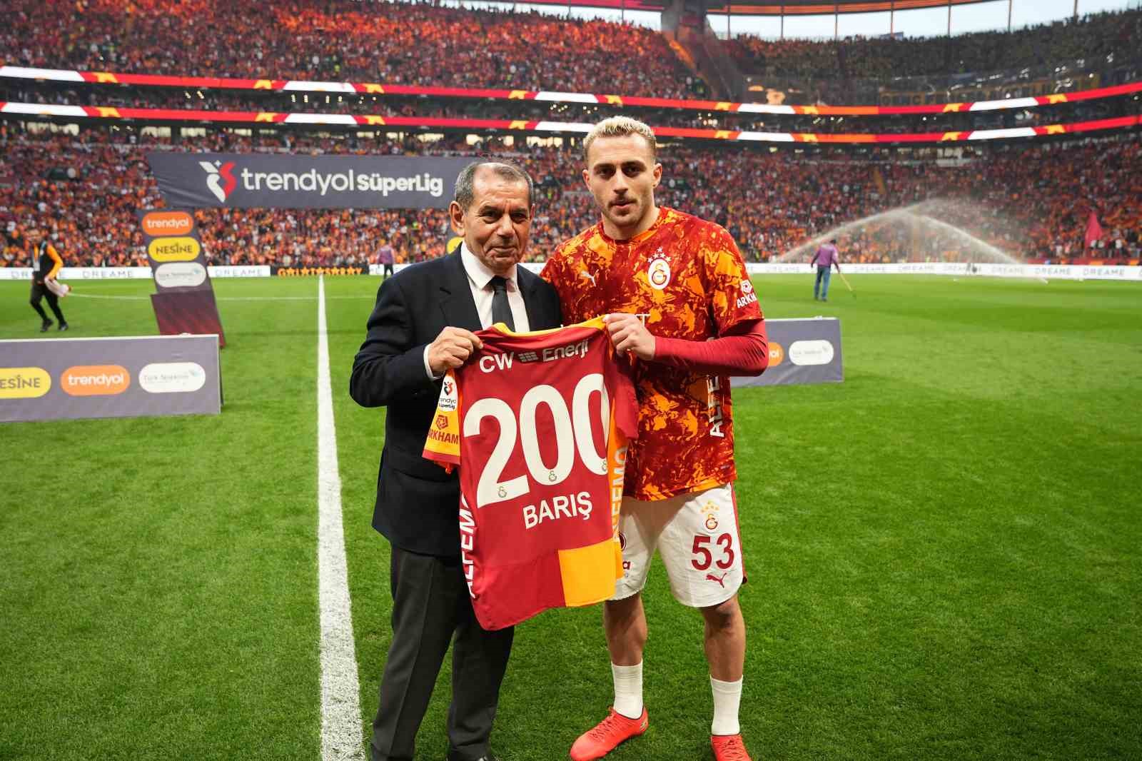 galatasarayda 200 macina cikan baris alper yilmaza plaket 1 RKTdifQ8