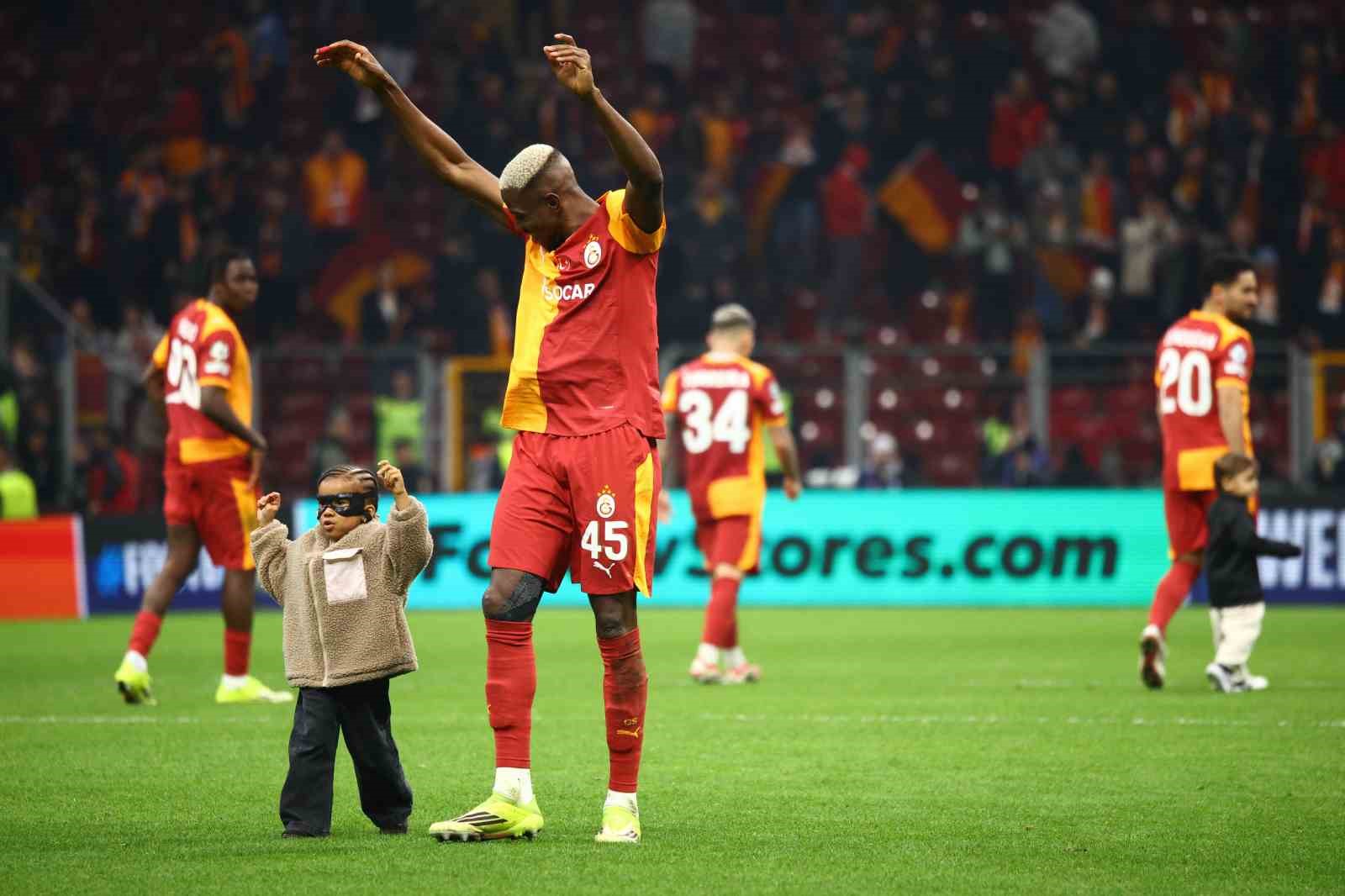 galatasarayda liverpool galibiyeti sevinci 5 4VcsR5td
