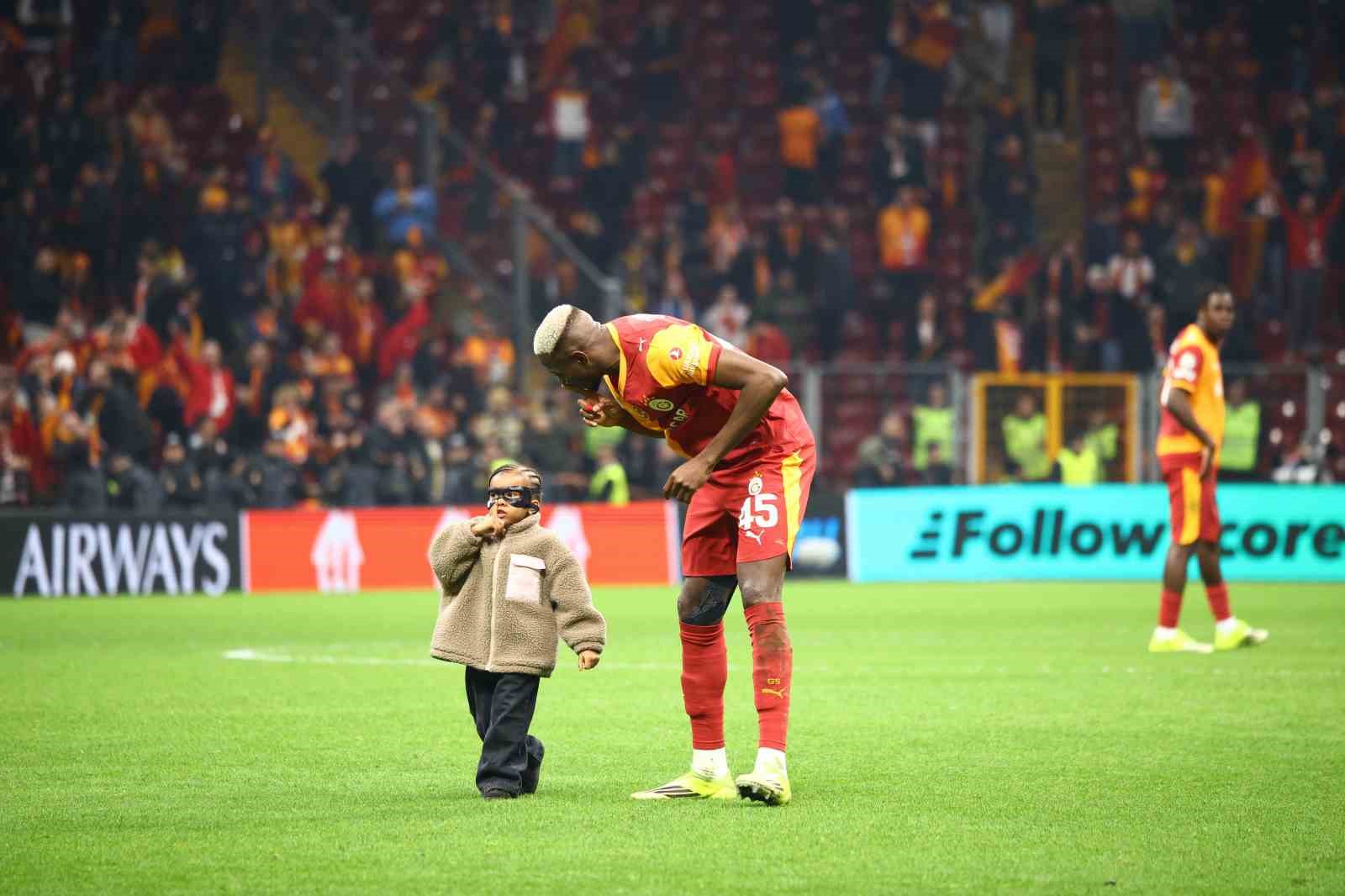 galatasarayda liverpool galibiyeti sevinci 6