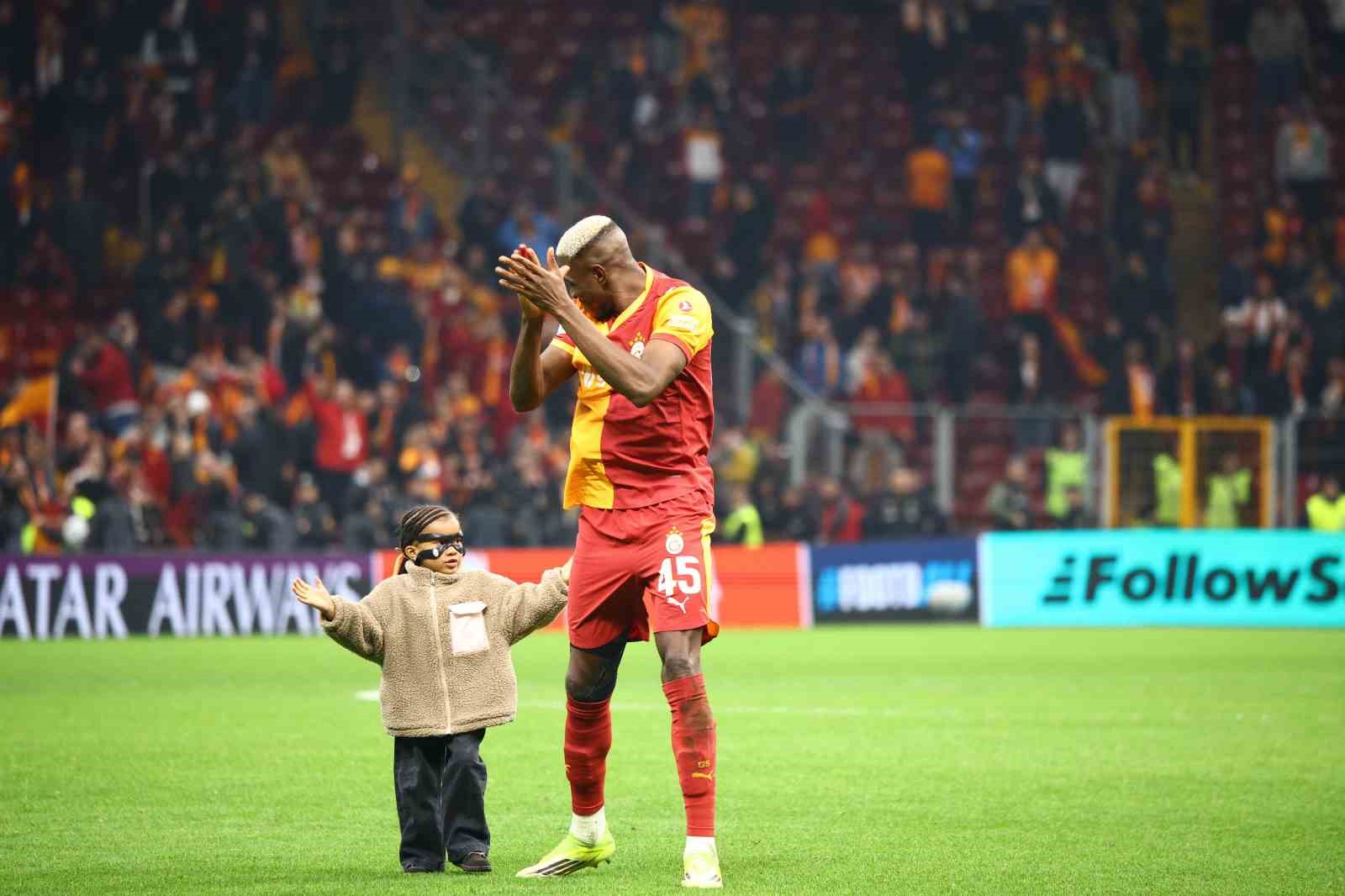 galatasarayda liverpool galibiyeti sevinci 7