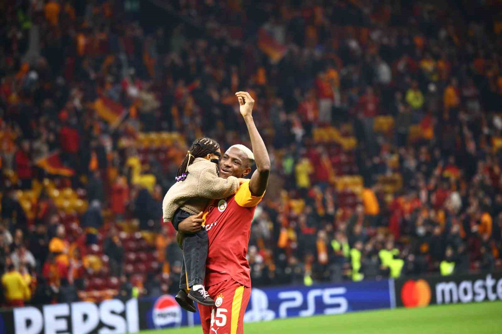 galatasarayda liverpool galibiyeti sevinci 9 aG8VL9S2