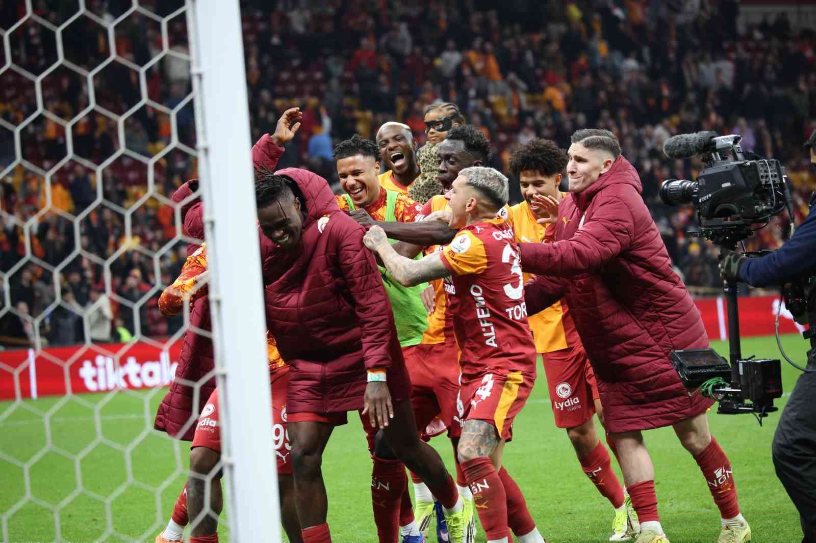 galatasarayda mac sonu buyuk sevinc 2 baqb226v