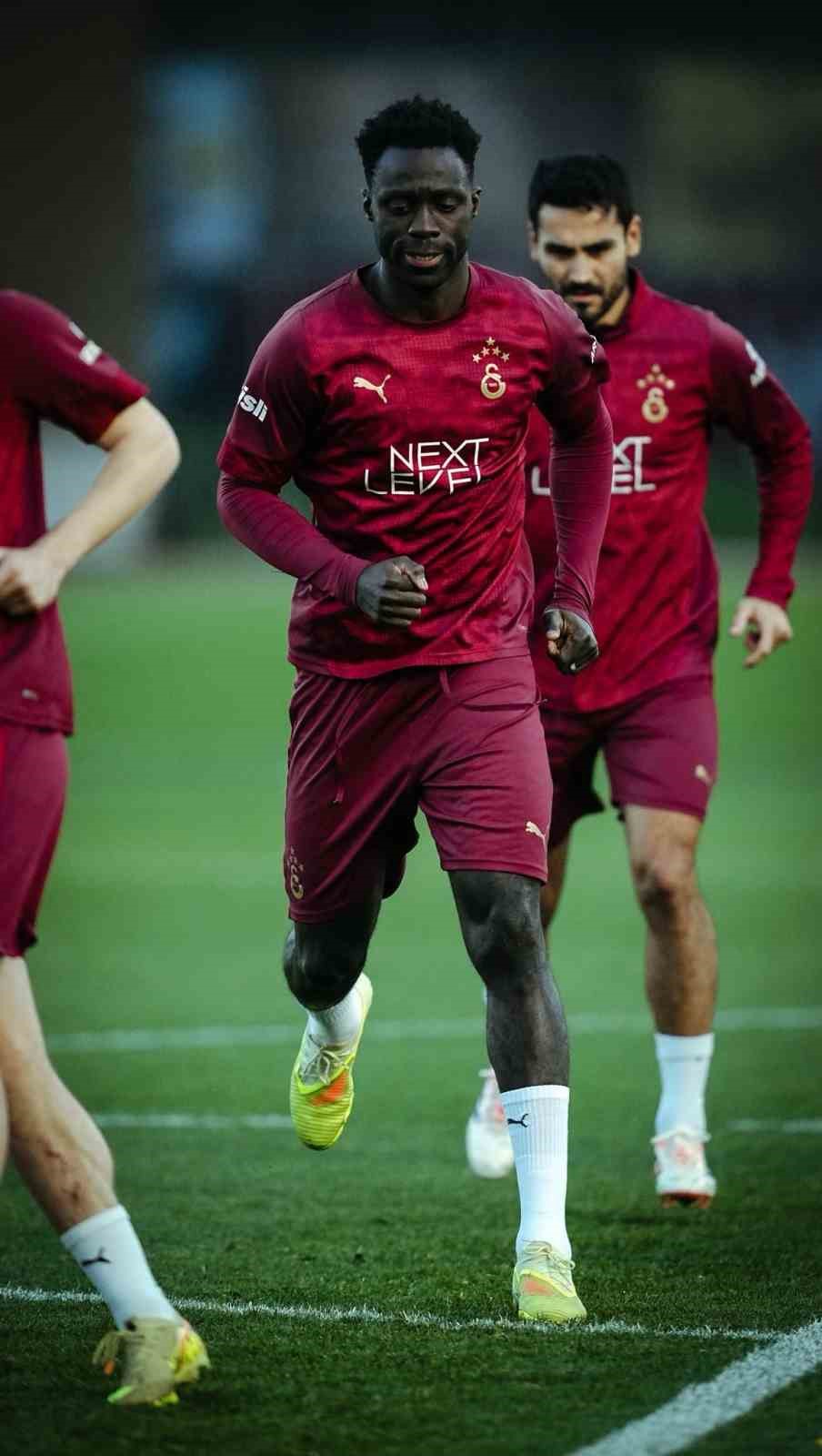 galatasarayda osimhen antrenmanda yer aldi 1