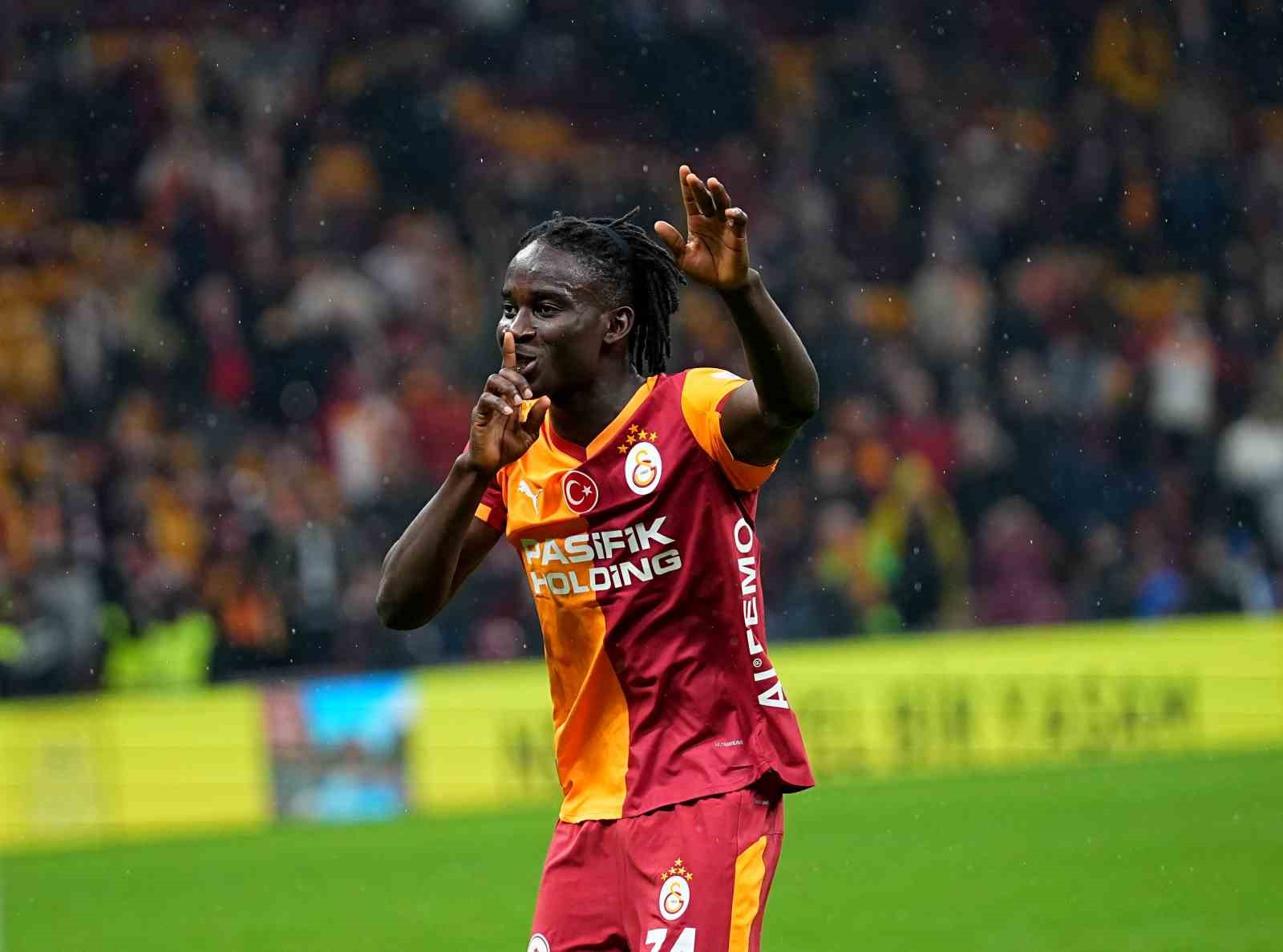 galatasarayda renato nhaga ilk macina cikti 0 XMCyDe1y