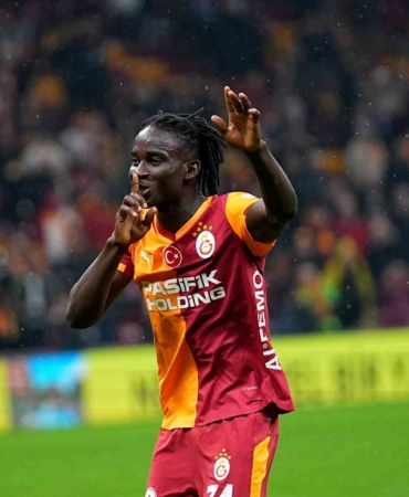 galatasarayda-renato-nhaga-ilk-macina-cikti-8uSlhZ77.jpg