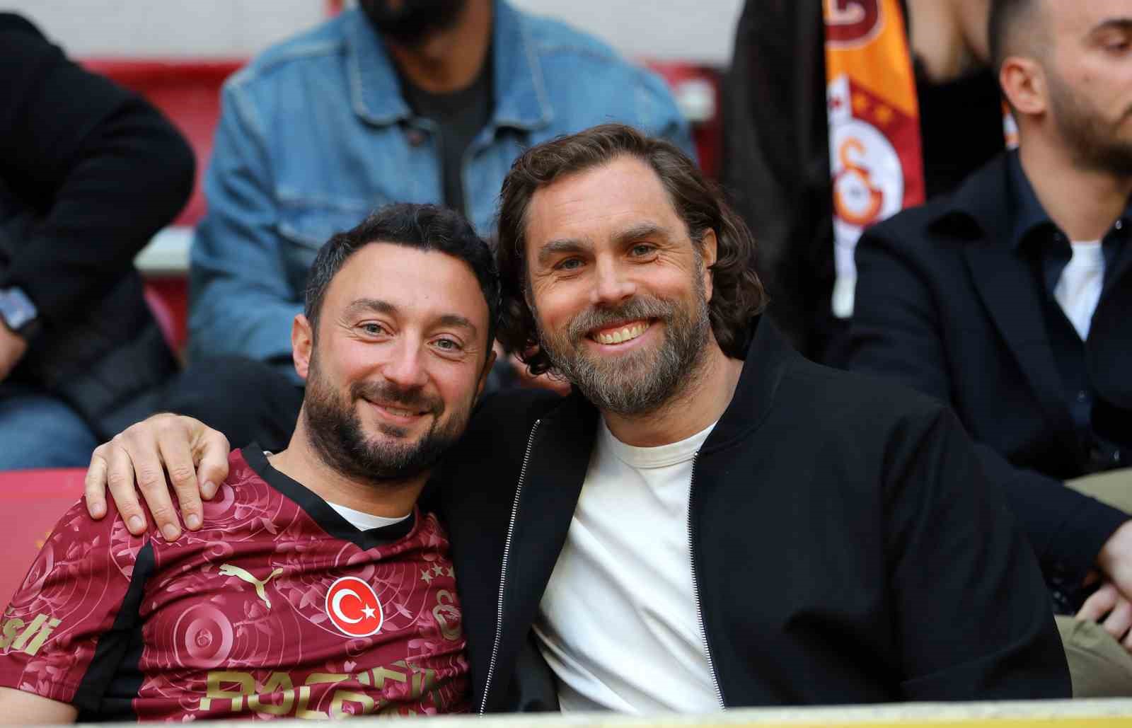 galatasaraydan stadyumda taraftara acik antrenman 0 ChYKCWy1