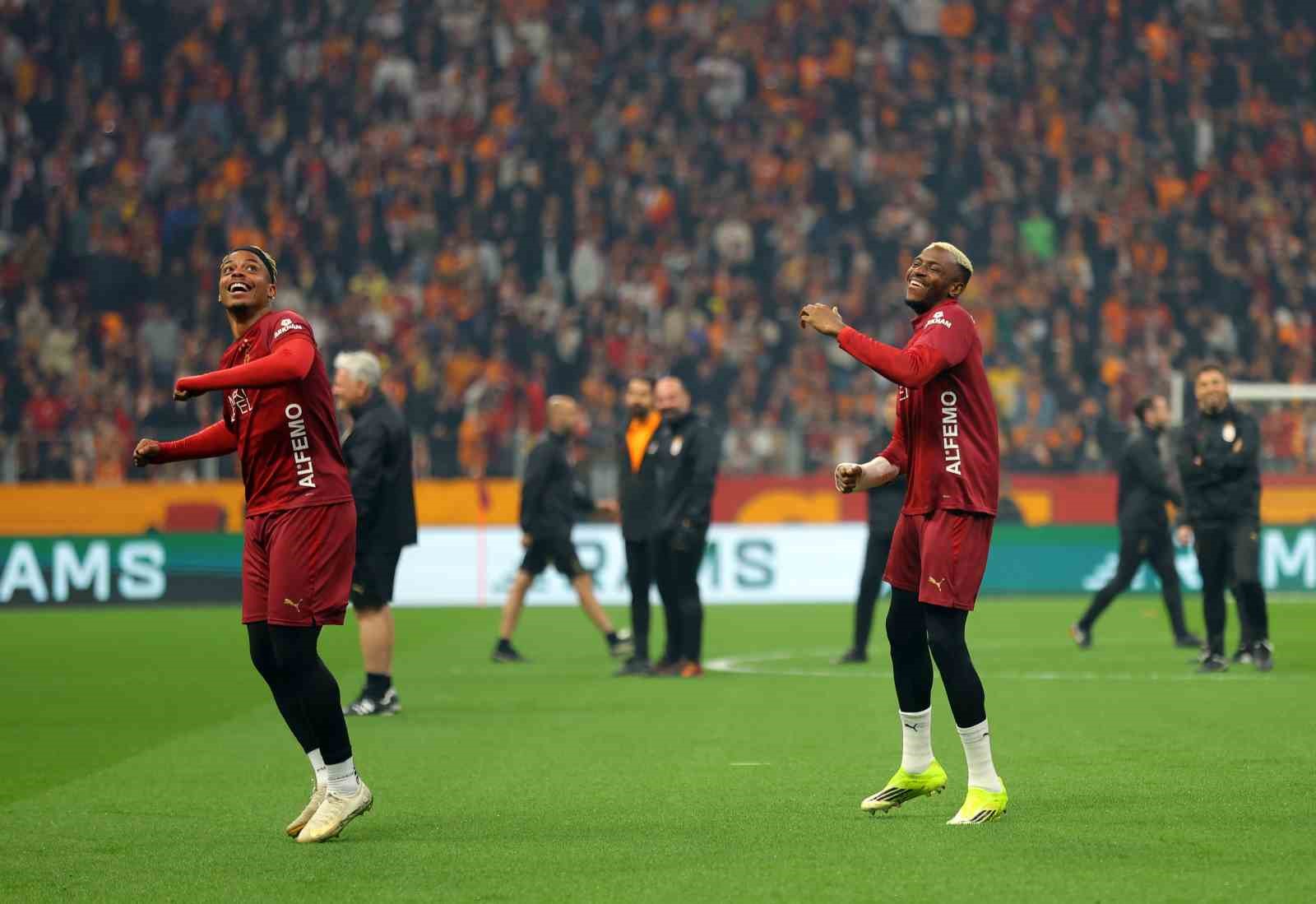 galatasaraydan stadyumda taraftara acik antrenman 10 pnd8zhDB
