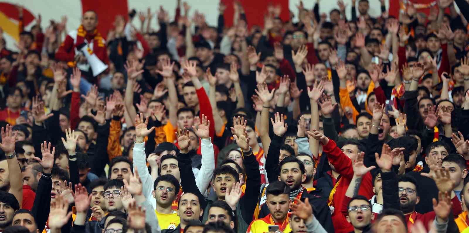galatasaraydan stadyumda taraftara acik antrenman 12 kciJhn6c