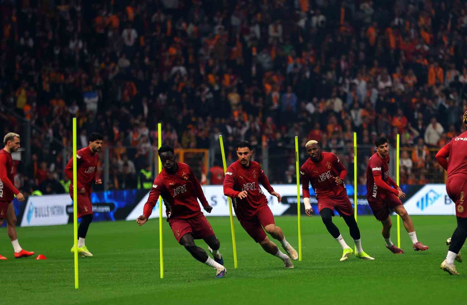 galatasaraydan stadyumda taraftara acik antrenman 13 8YYiNzKX