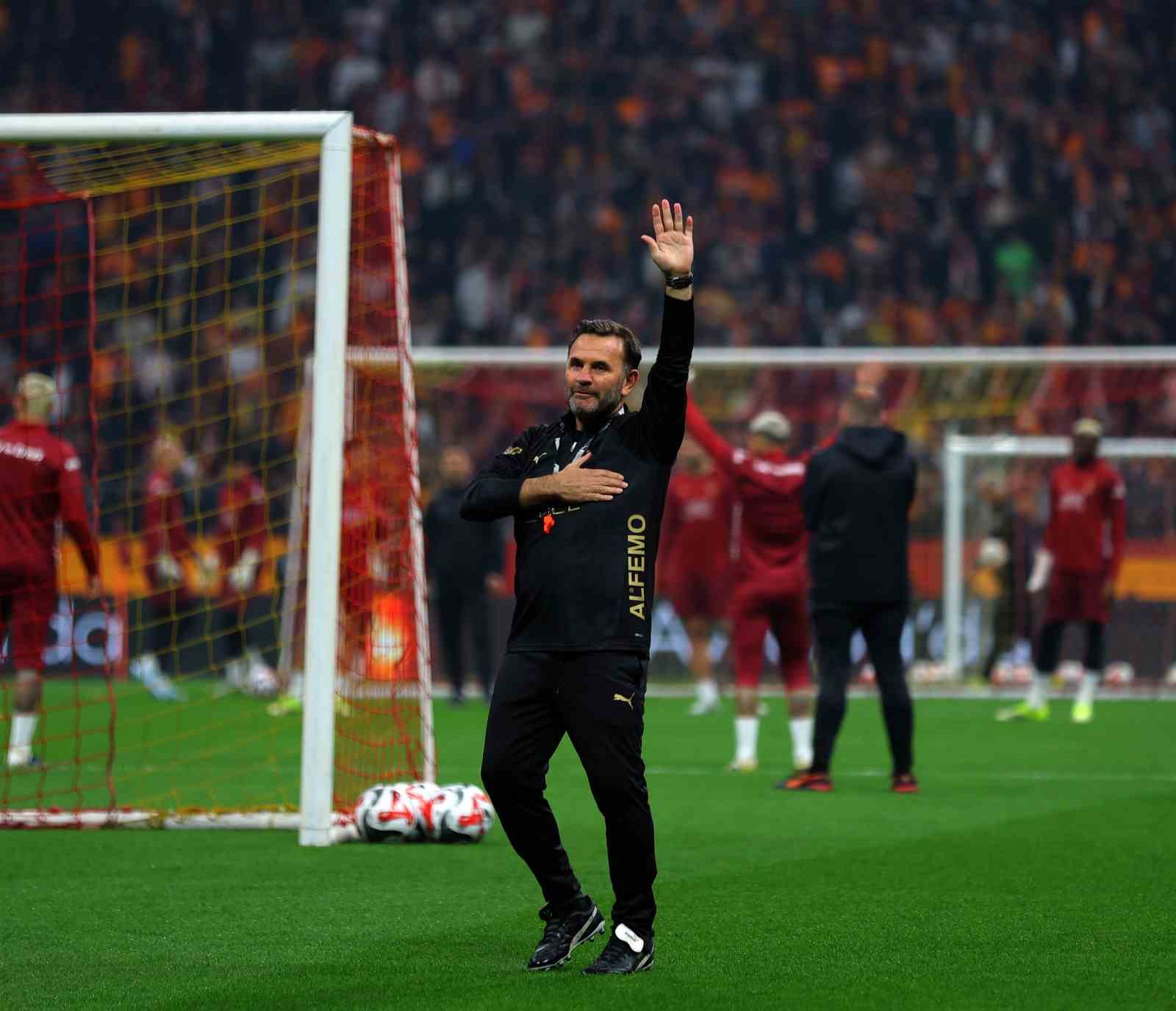 galatasaraydan stadyumda taraftara acik antrenman 16 CfiqigeR