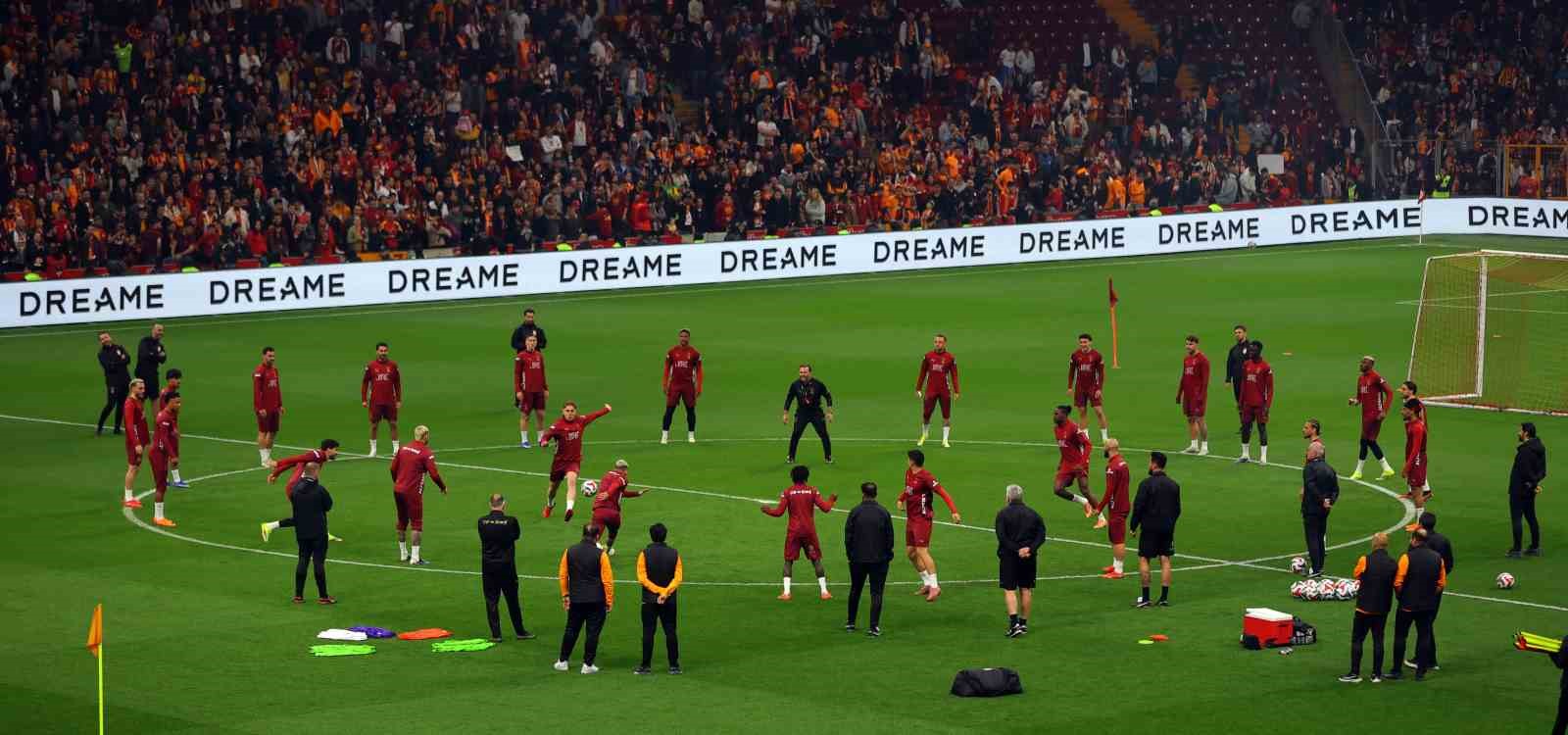 galatasaraydan stadyumda taraftara acik antrenman 18 lm8CrR9q
