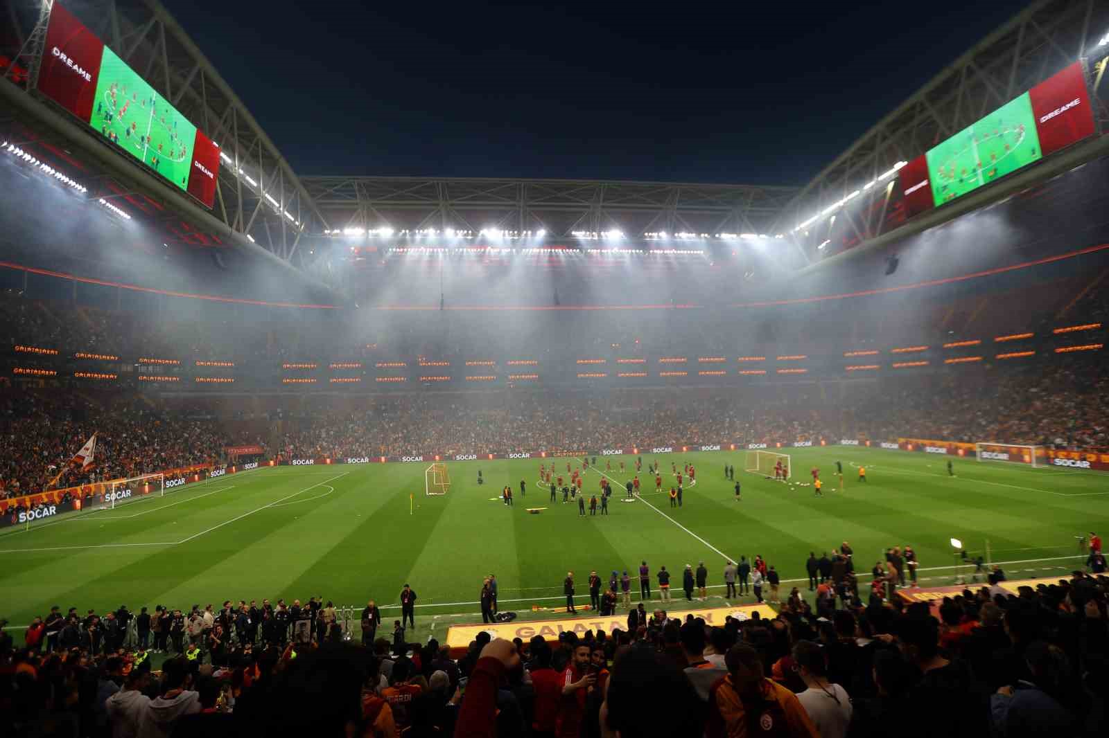 galatasaraydan stadyumda taraftara acik antrenman 19 I1N4uHIG