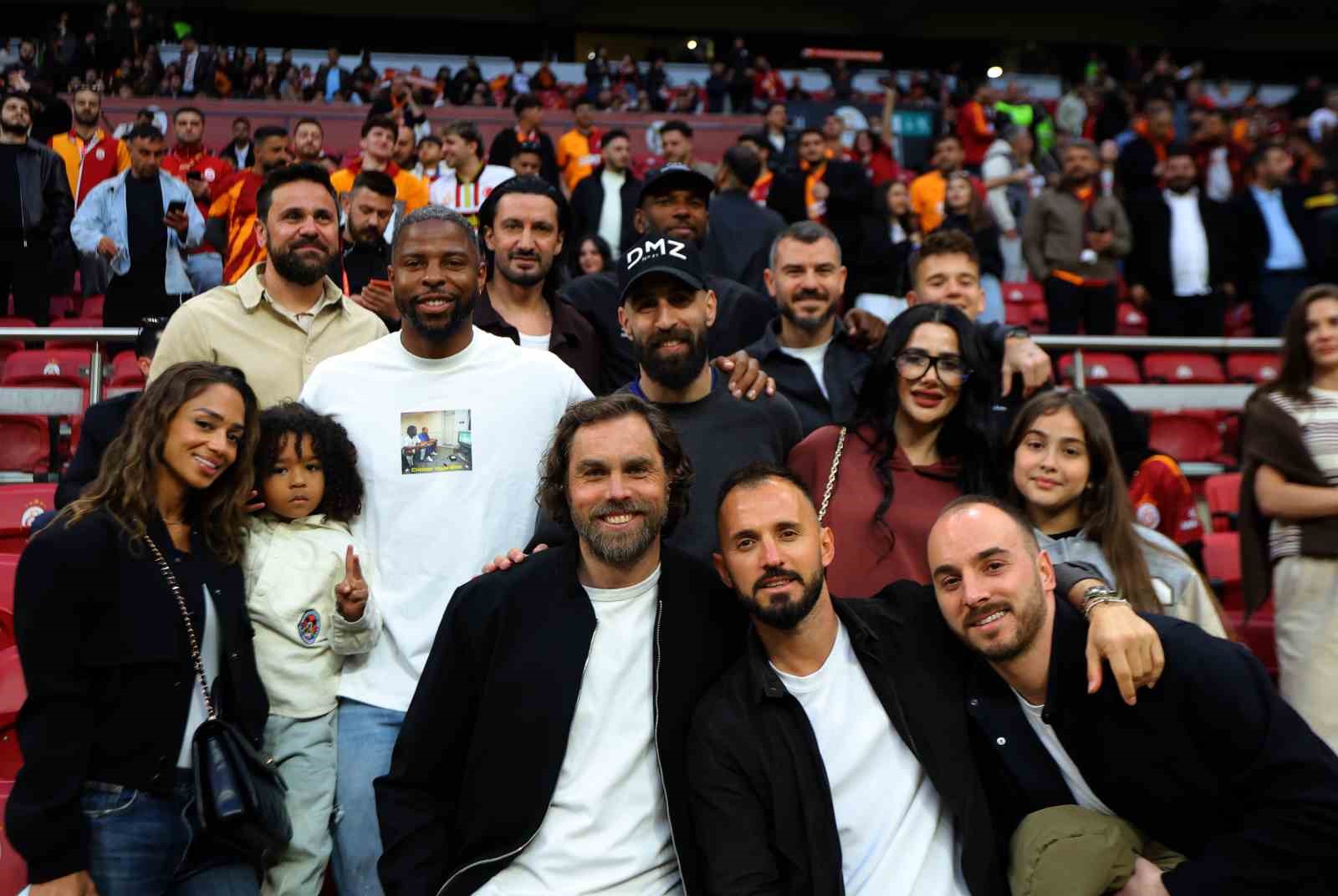 galatasaraydan stadyumda taraftara acik antrenman 2