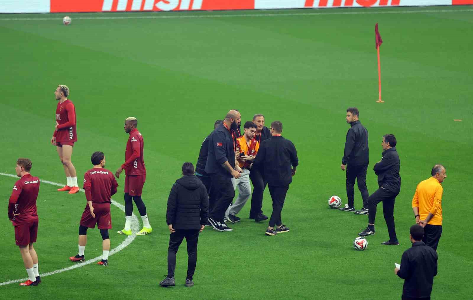 galatasaraydan stadyumda taraftara acik antrenman 20 4pZABBAd