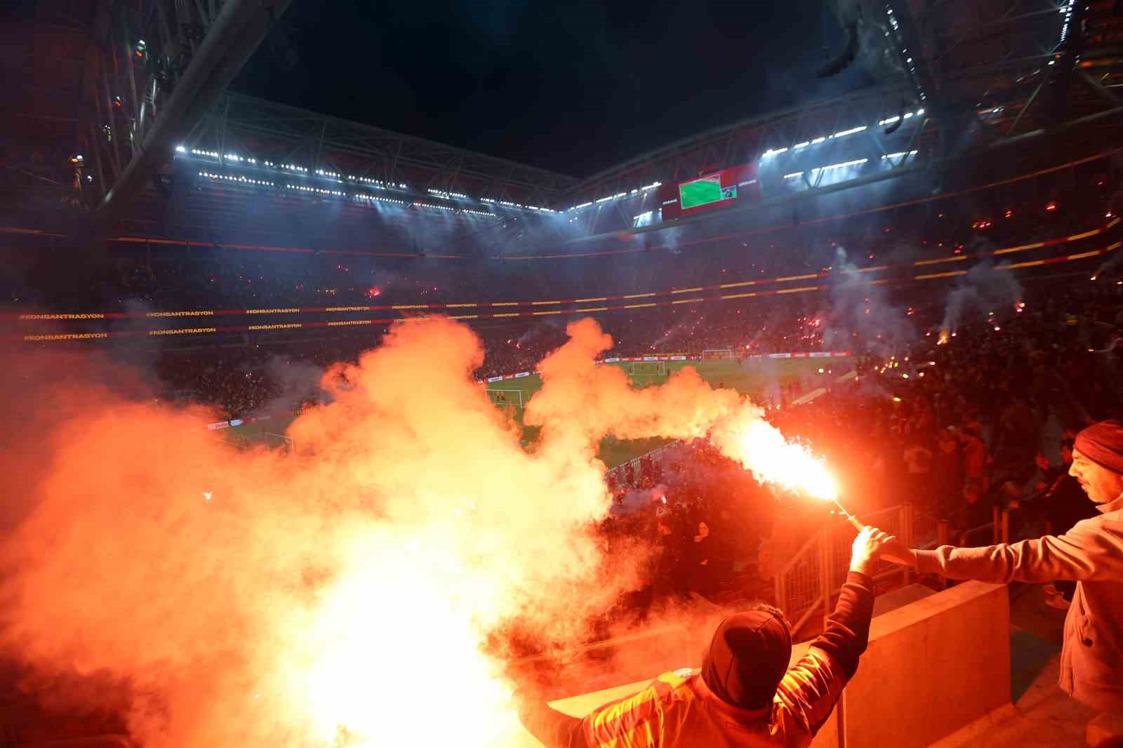 galatasaraydan stadyumda taraftara acik antrenman 21 H45v71E8