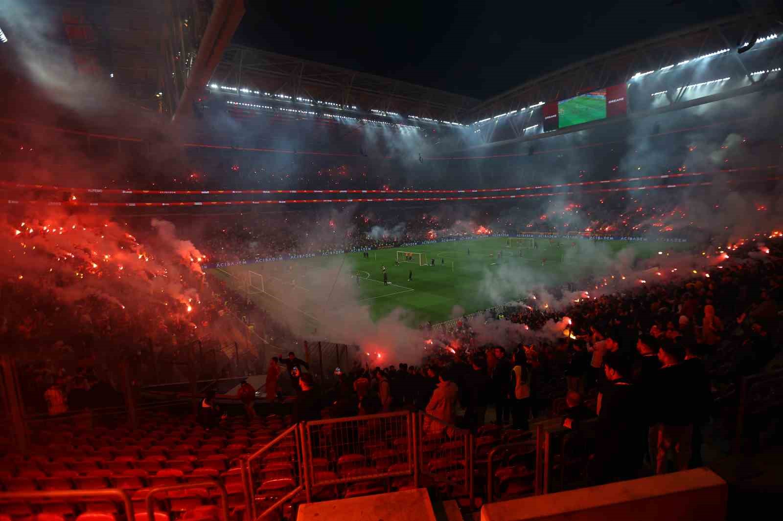 galatasaraydan stadyumda taraftara acik antrenman 24 ahgghmRH