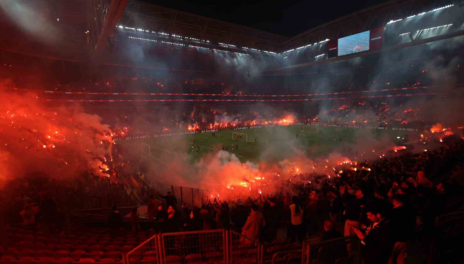 galatasaraydan stadyumda taraftara acik antrenman 25 Dq4rb1kd