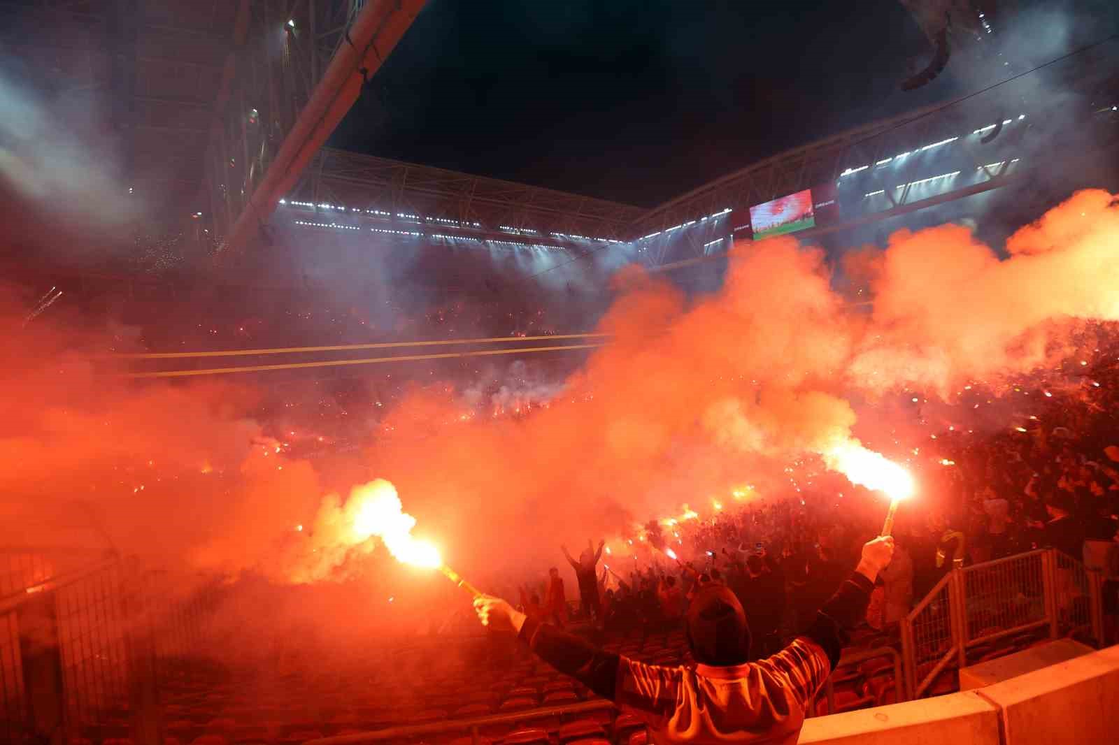 galatasaraydan stadyumda taraftara acik antrenman 26 WMWmbIP6
