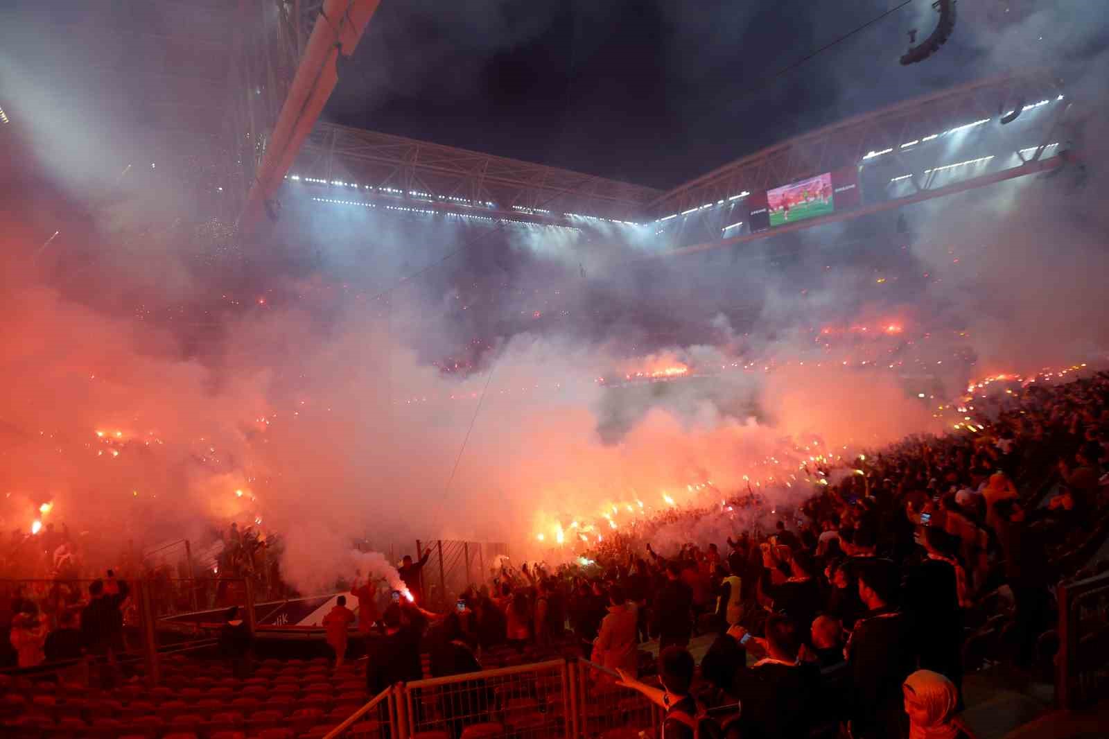 galatasaraydan stadyumda taraftara acik antrenman 27 dIvmbBLT