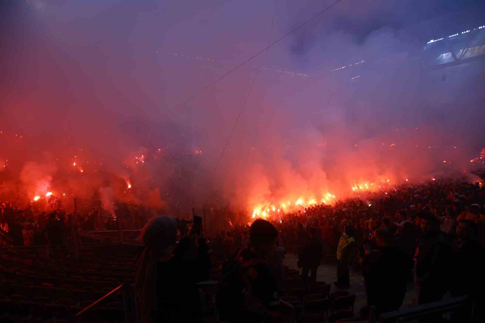 galatasaraydan stadyumda taraftara acik antrenman 28 kQgri4l7