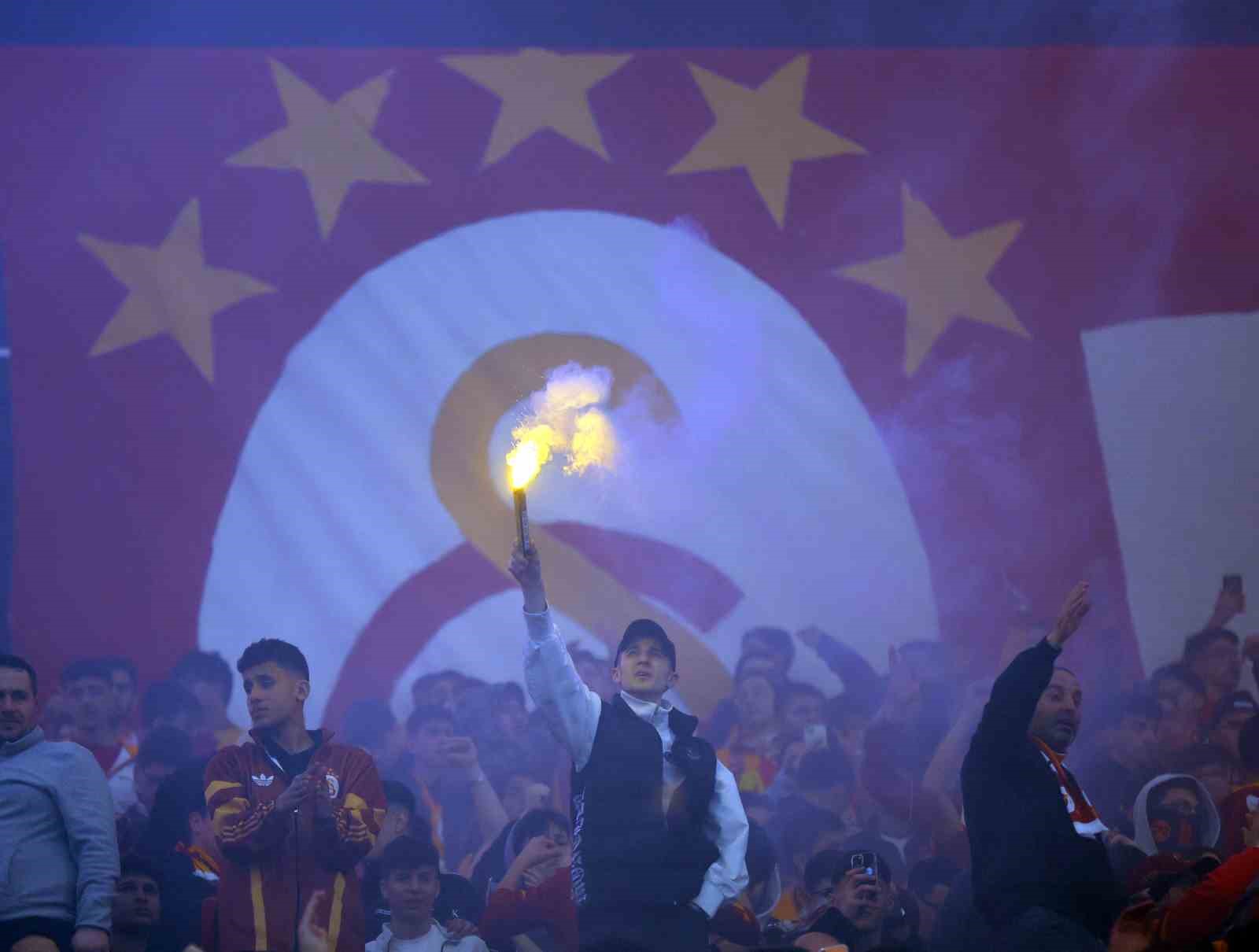 galatasaraydan stadyumda taraftara acik antrenman 29 KyAiORR9