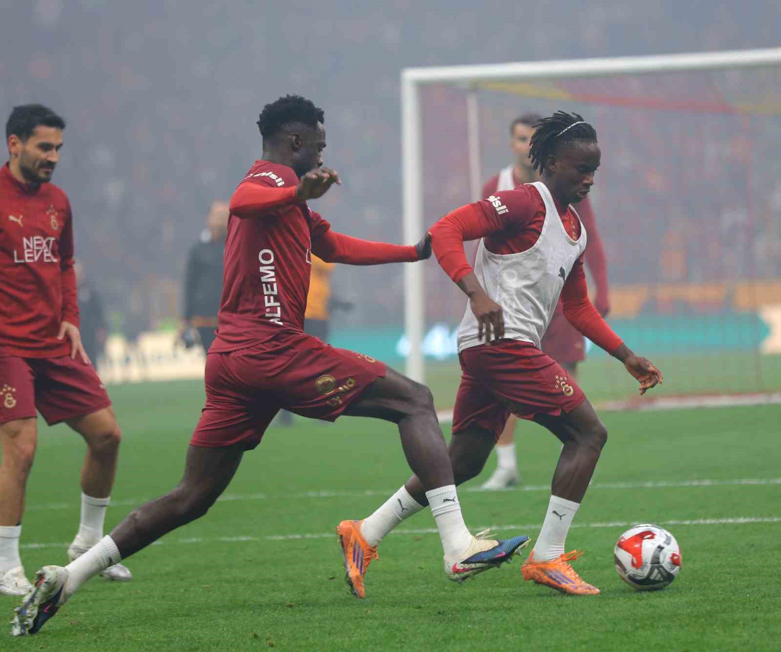 galatasaraydan stadyumda taraftara acik antrenman 30 fL2tViQO