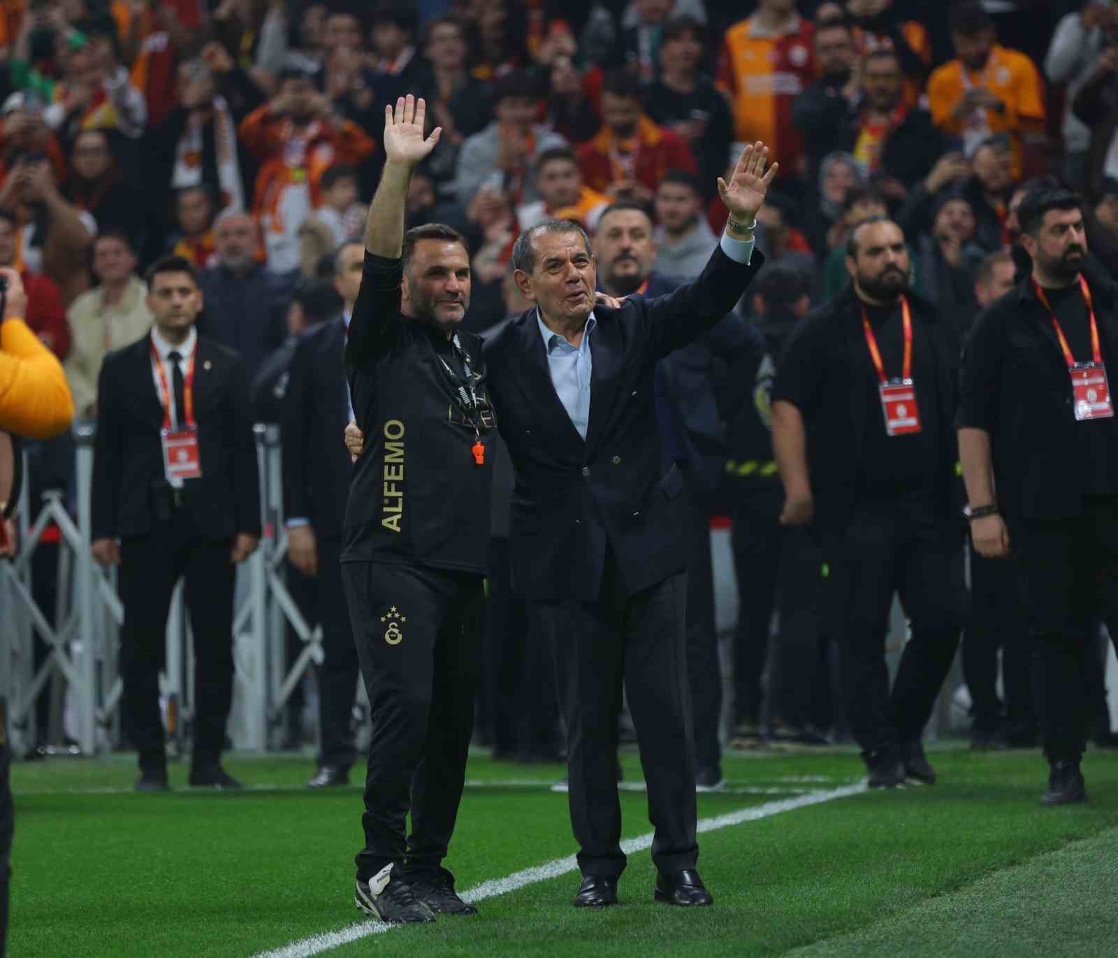 galatasaraydan stadyumda taraftara acik antrenman 34 d8O2T2Hk