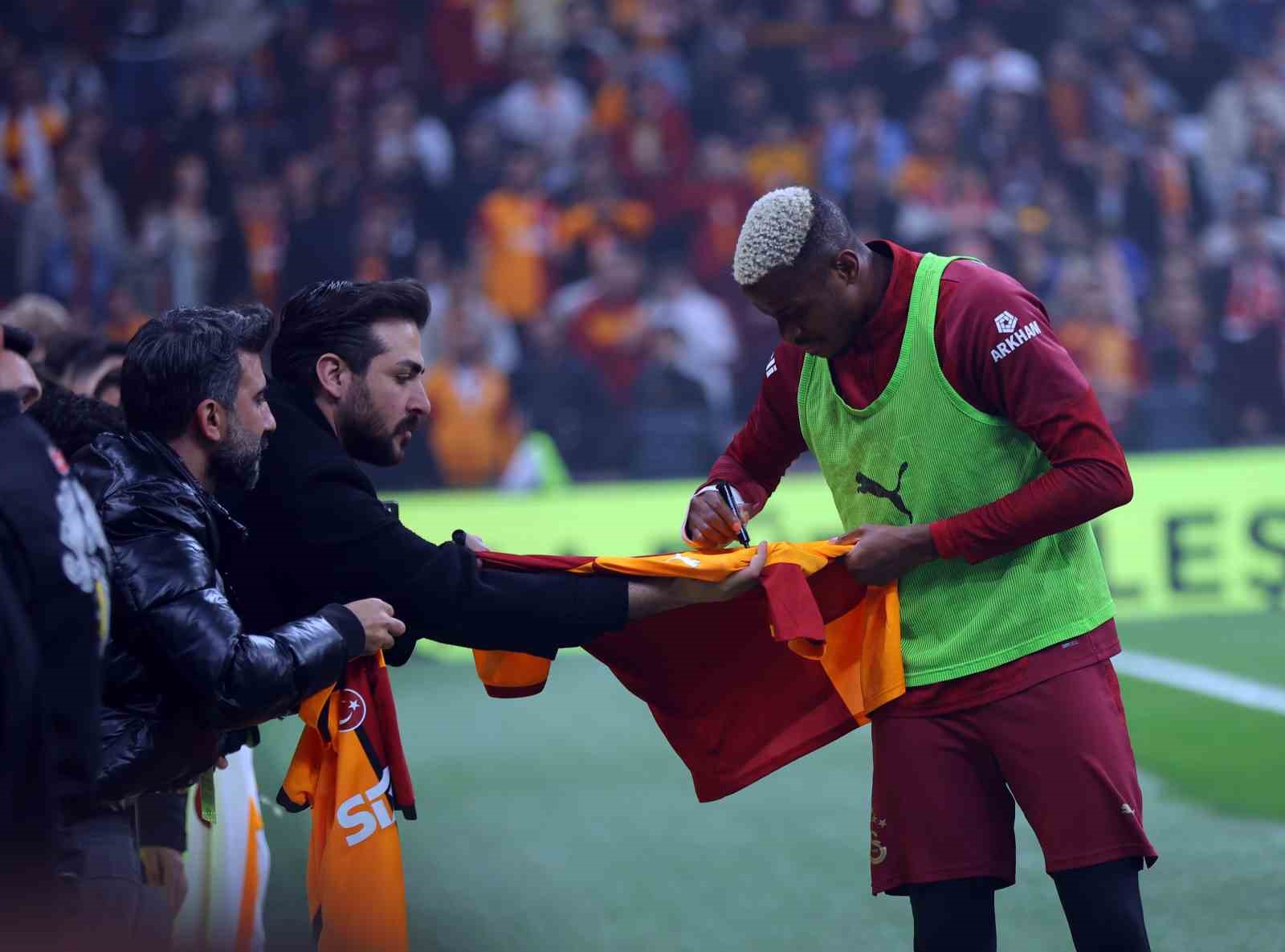 galatasaraydan stadyumda taraftara acik antrenman 36 l6ksJ7BD