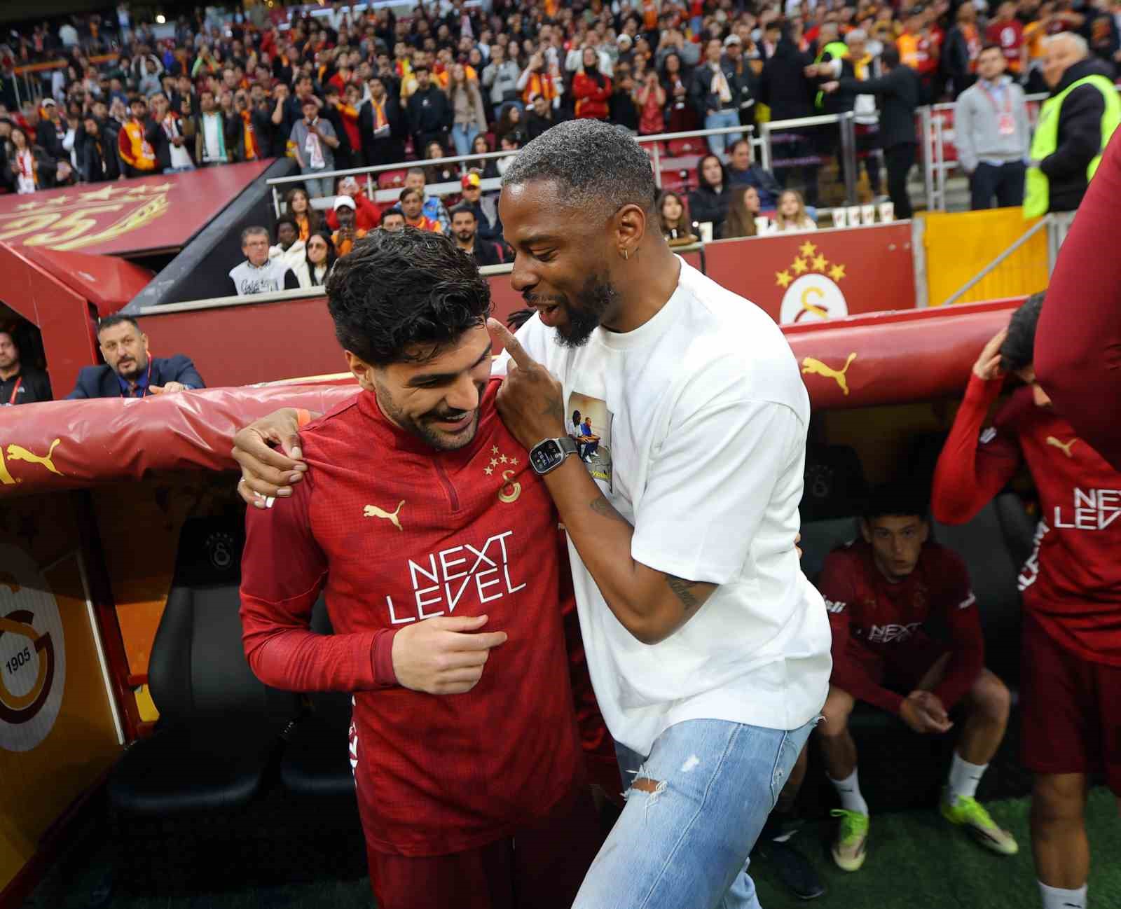 galatasaraydan stadyumda taraftara acik antrenman 4 mBjVYCGZ