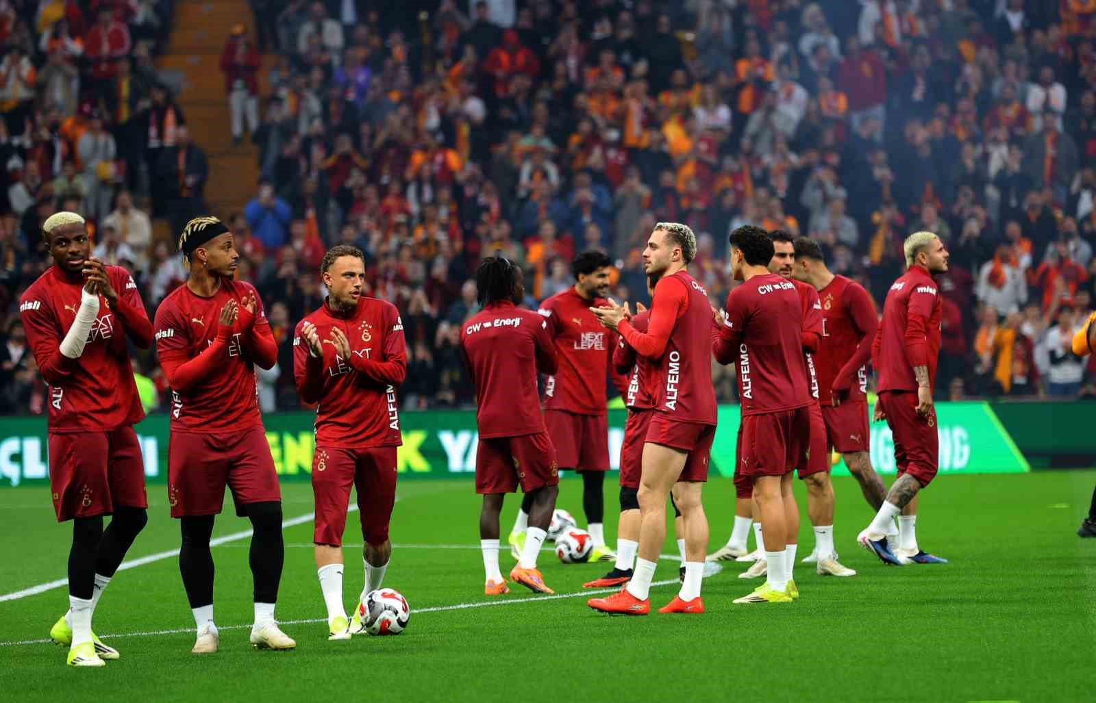 galatasaraydan stadyumda taraftara acik antrenman 5 MrSqll3W